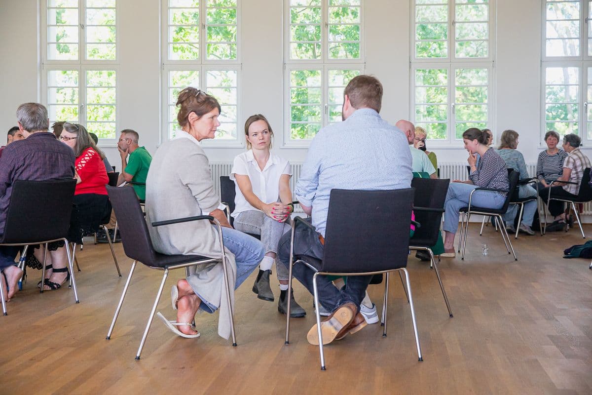 Menschen unterhalten sich in einer kleinen Gruppe