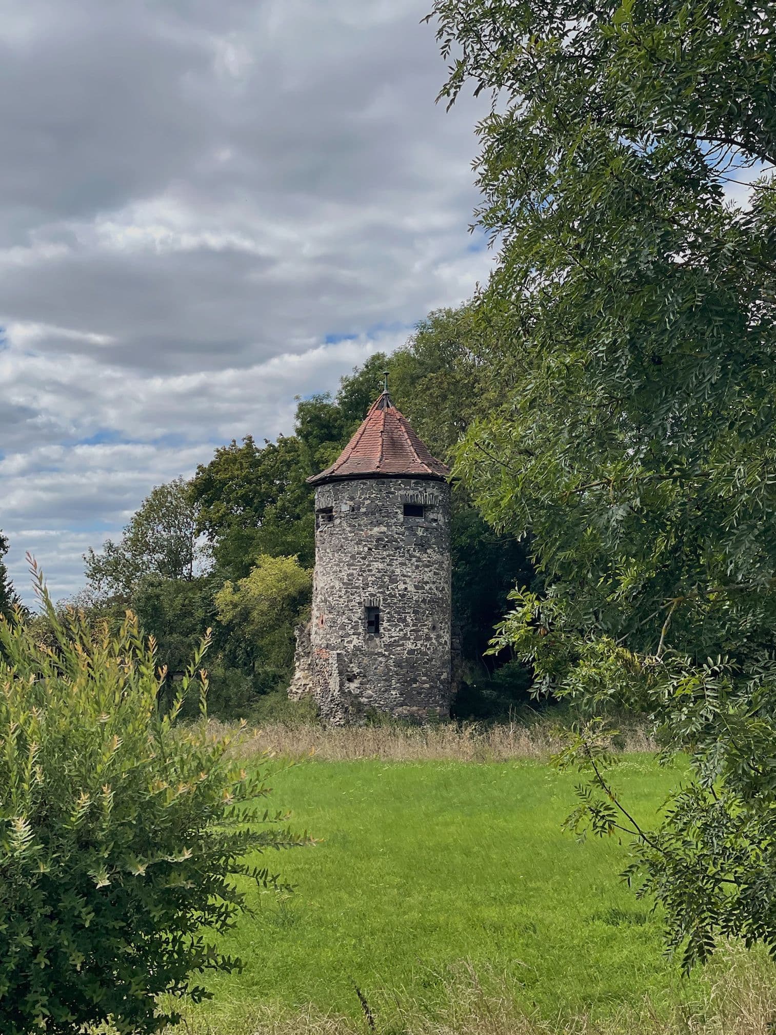 Blick auf den historischen Turm im Grünen