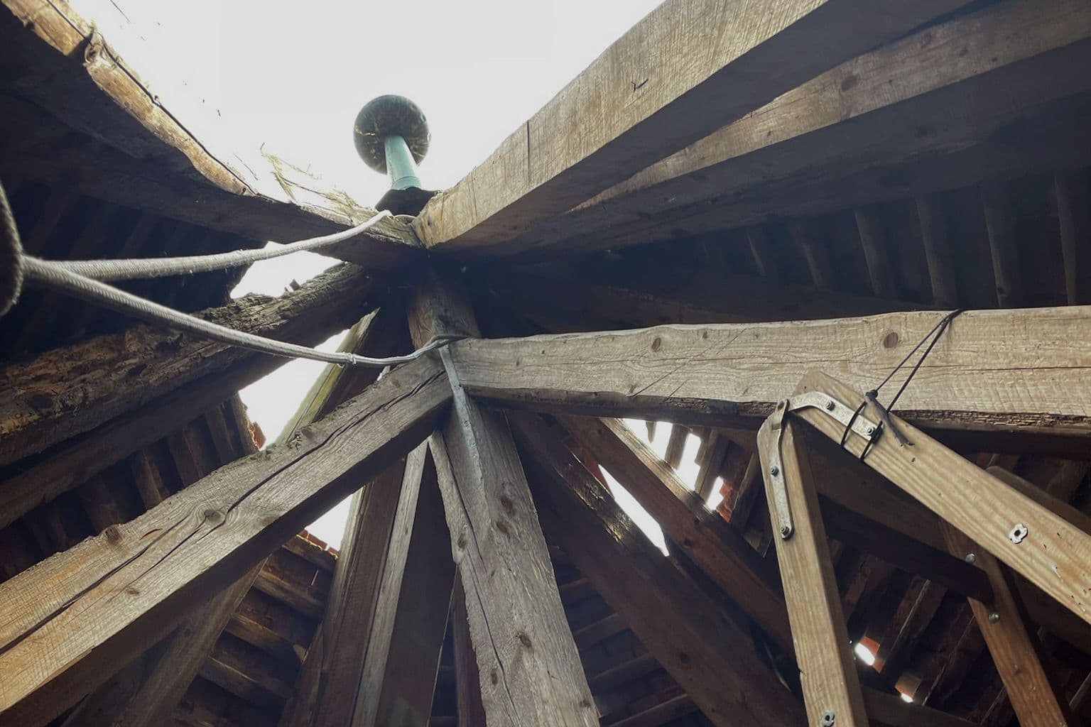 Blick in einen Dachstuhl aus Holzbalken