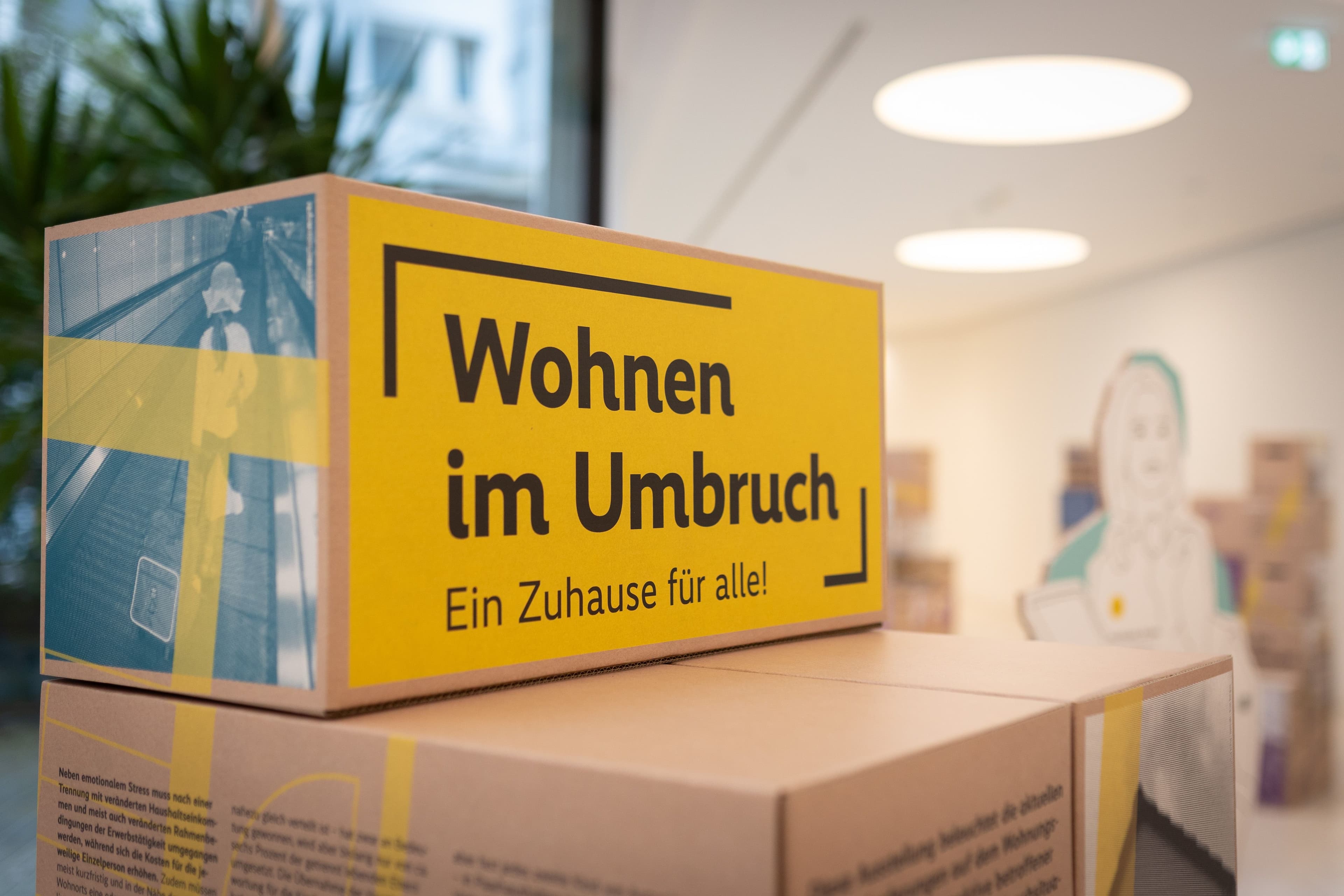 Aufeinander gestapelte Kisten mit dem Veranstaltungstitel