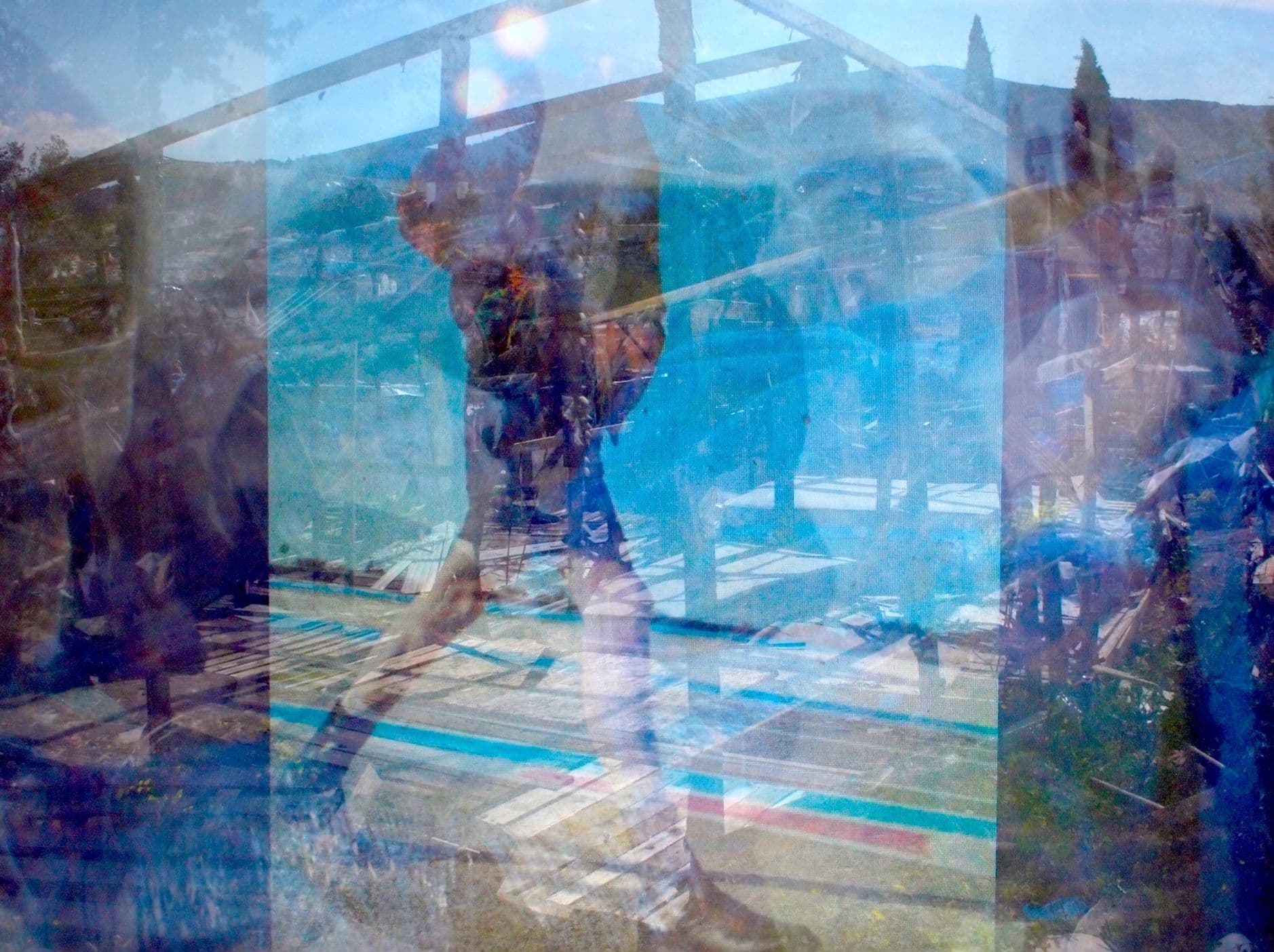 In den Fensterspiegelungen ist eine laufende Person zu erkennen.