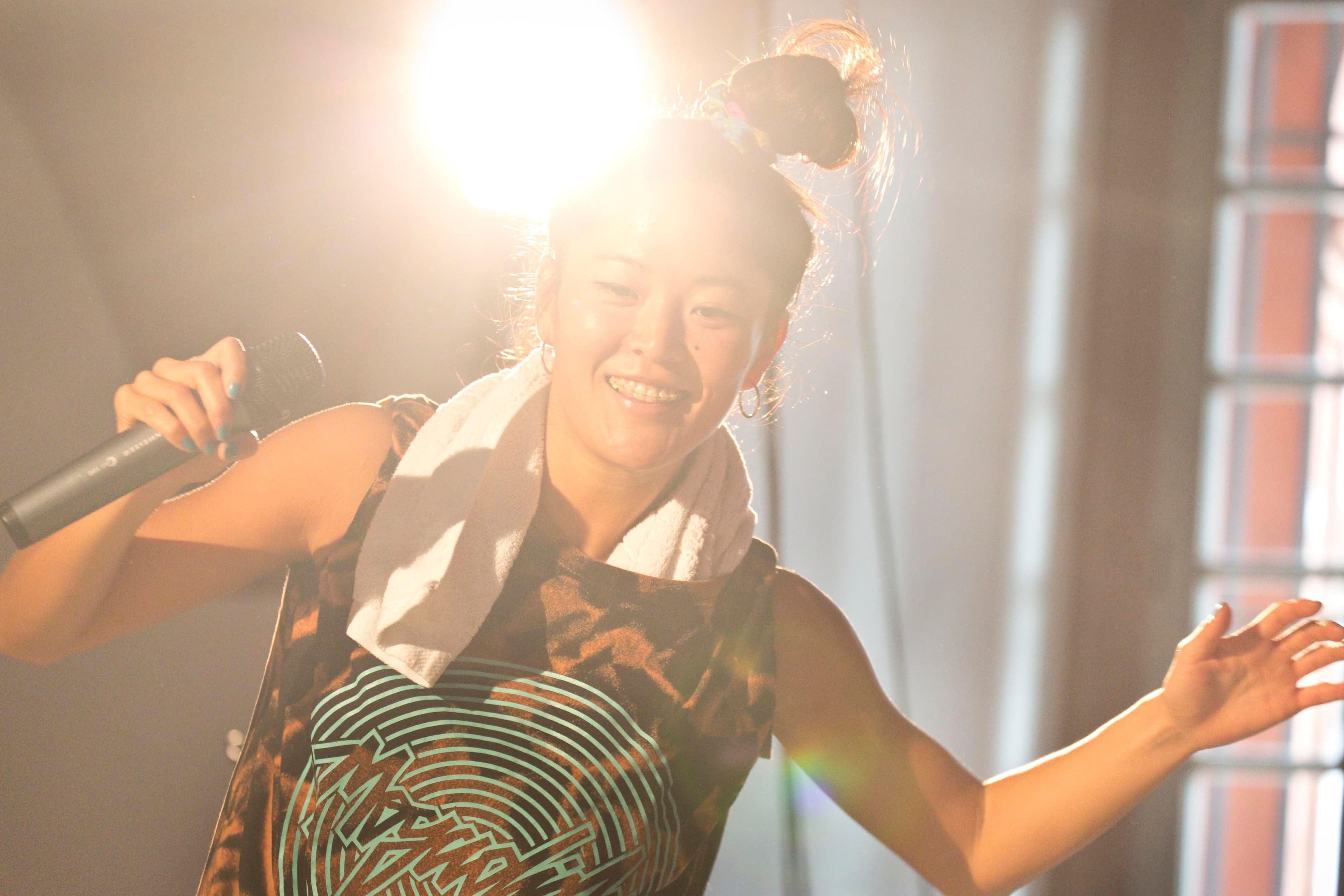 Die Künstlerin Honji Wang steht im Scheinwerferlicht auf einer Bühne