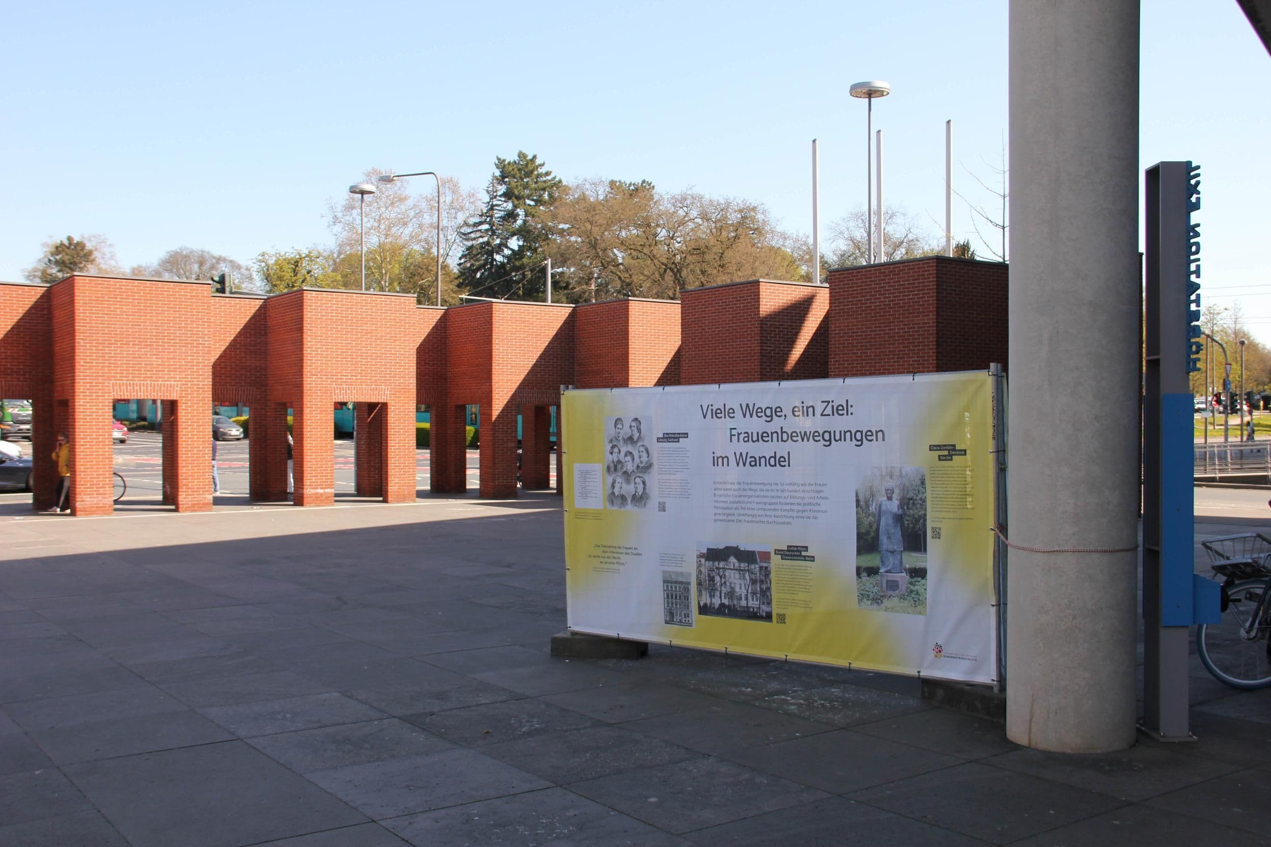 Ein Ausstellungsplakat steht vor der Nationalbibliothek in Frankfurt am Main.