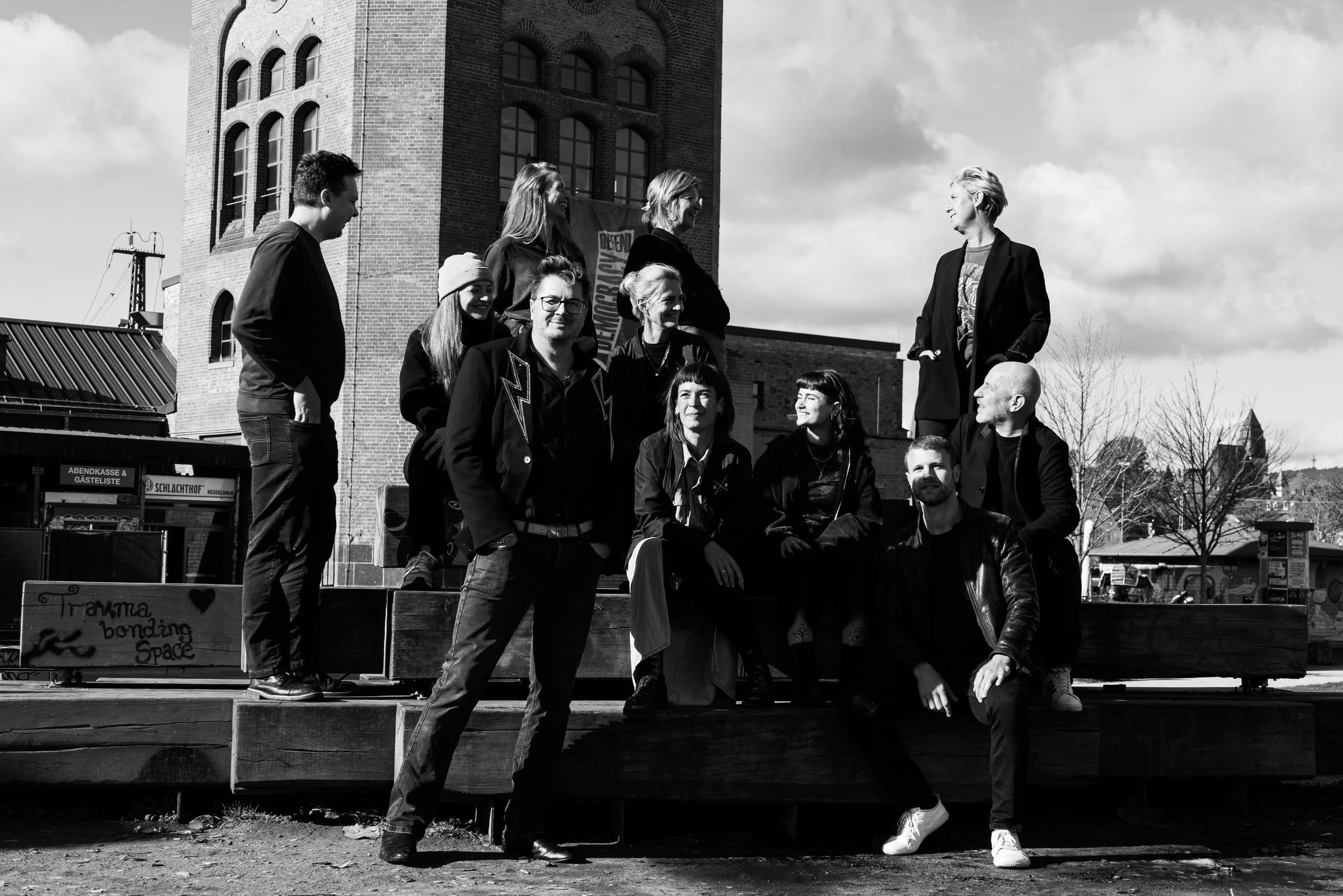 Gruppenbild der Mitarbeitenden der Werbeagentur Kraft und Adel