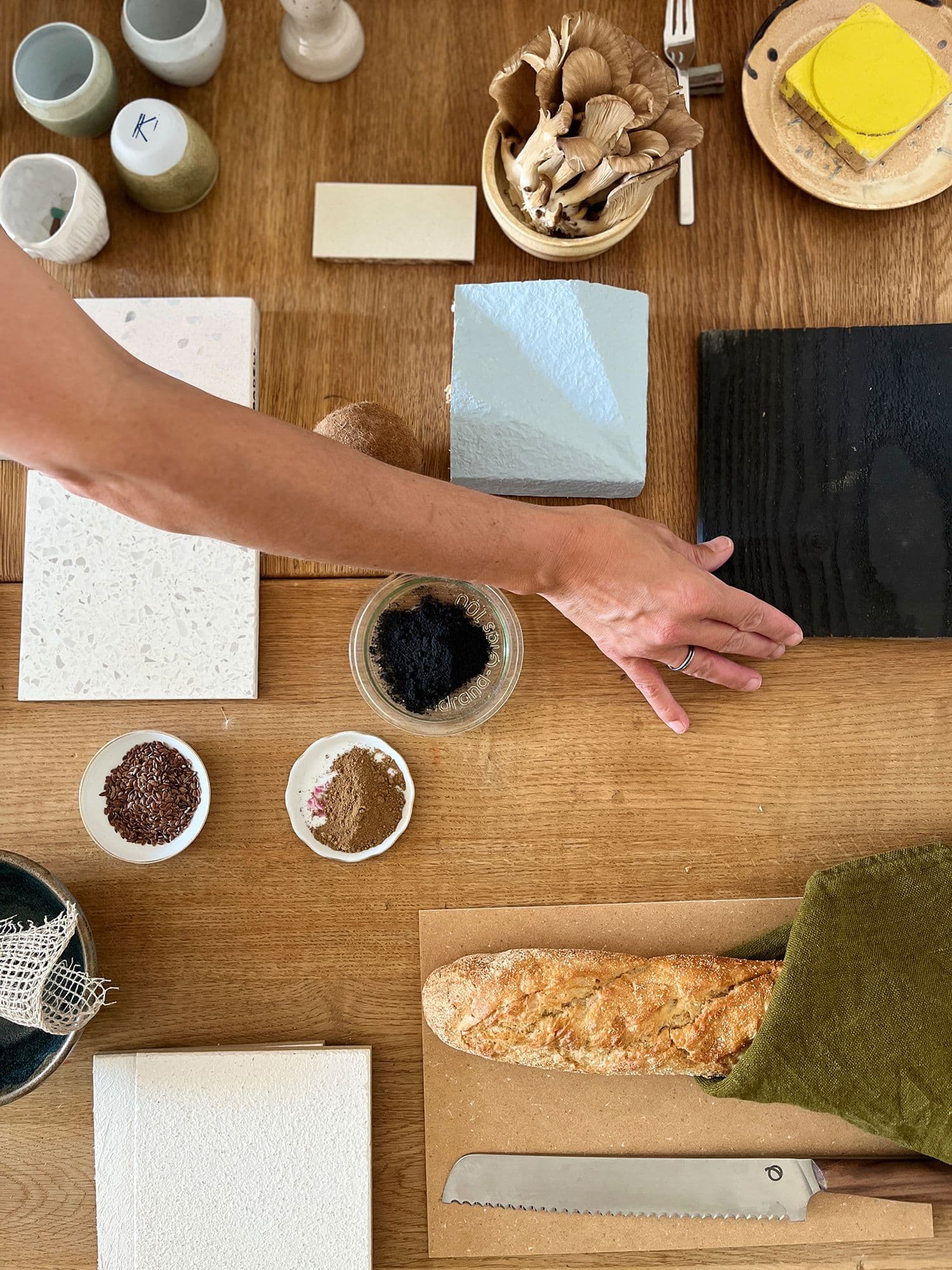 Gesunde Baustoffe "hands-on" erleben und sich beim "Gespräch an der langen Tafel" über den Zusammenhang von Wohnen, Nachbarschaft, Kreislaufwirtschaft und Gesundheit von Mensch und Planet informieren. Ein Ausstellungsformat zum Entdecken und Diskutieren.