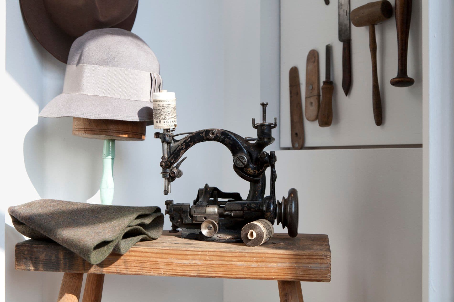 Eine alte Nähmaschine steht in einem Museum