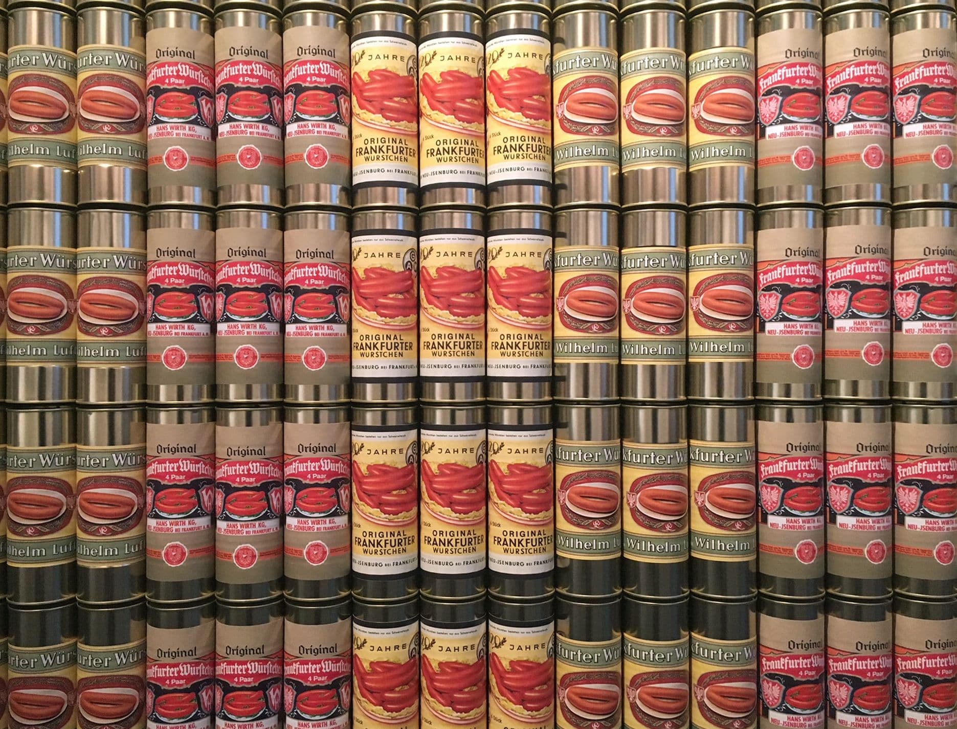 Konservendosen mit Wurst stehen gestapelt