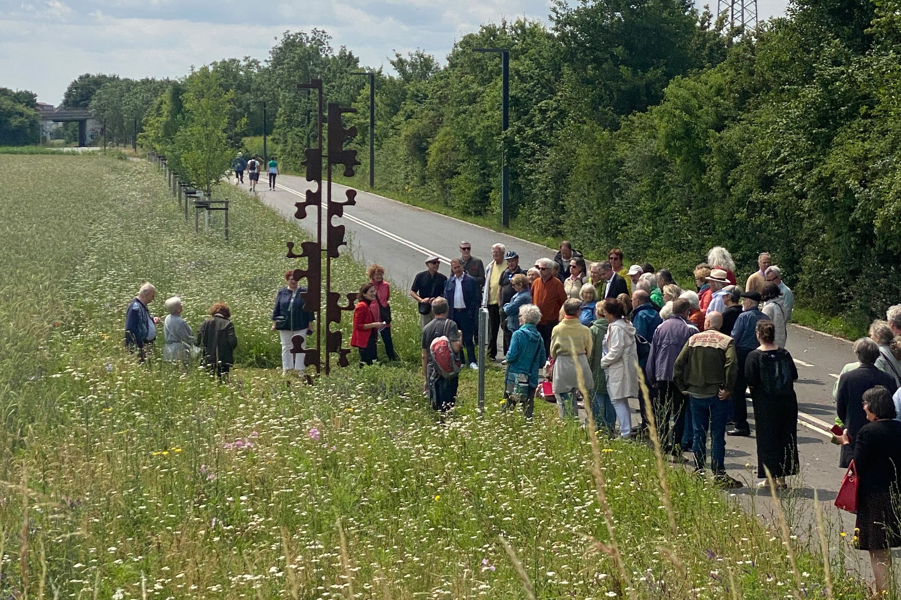 Vorstellung der Skulptur von G. F. Wolf durch Frau  Prof. Dr. Astrid von Luxburg im Rahmen der Eröffnung des Skulpturenpfades Pfingsten 2025
