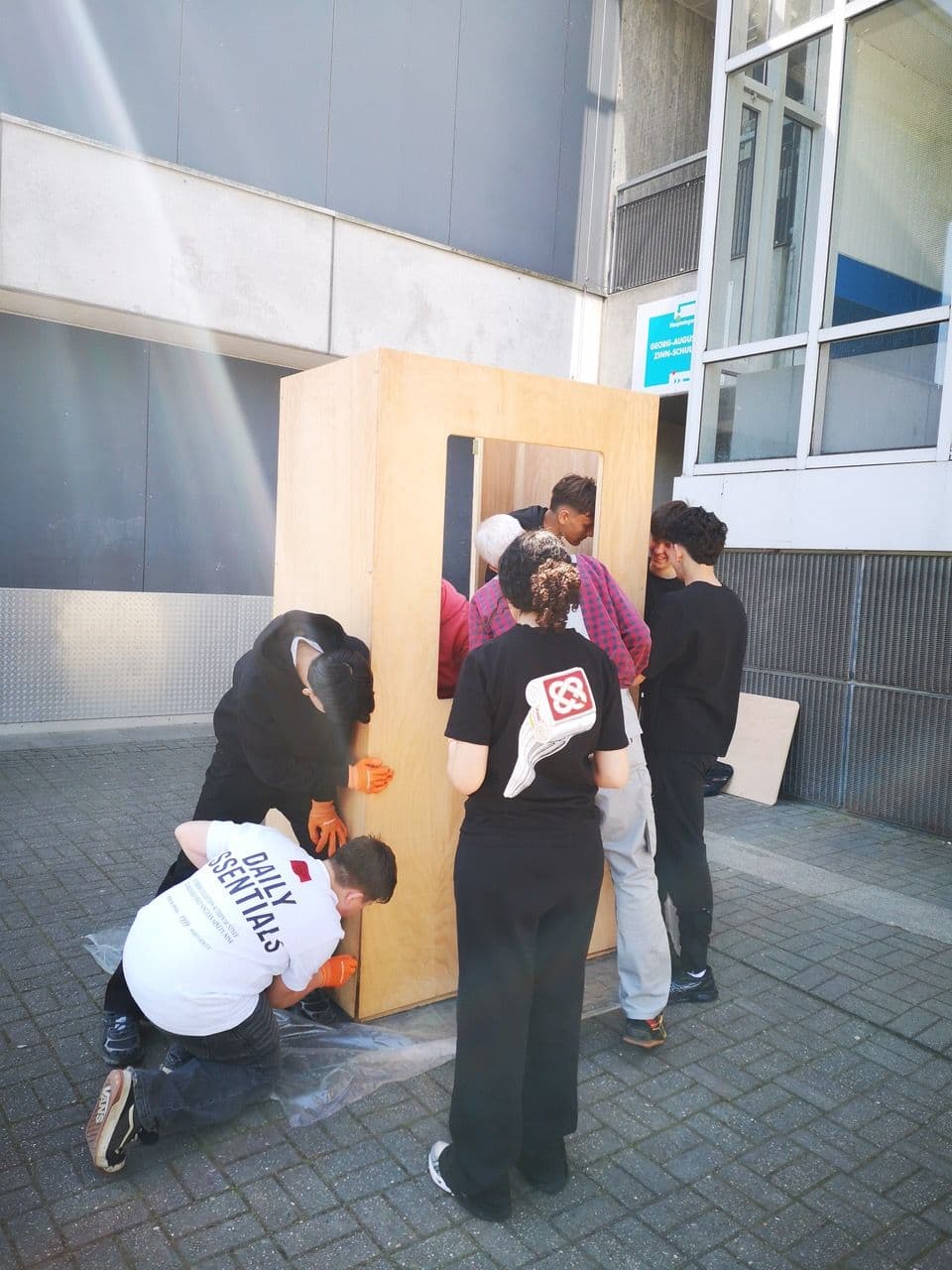 Junge Menschen bauen an einer Holzkonstruktion
