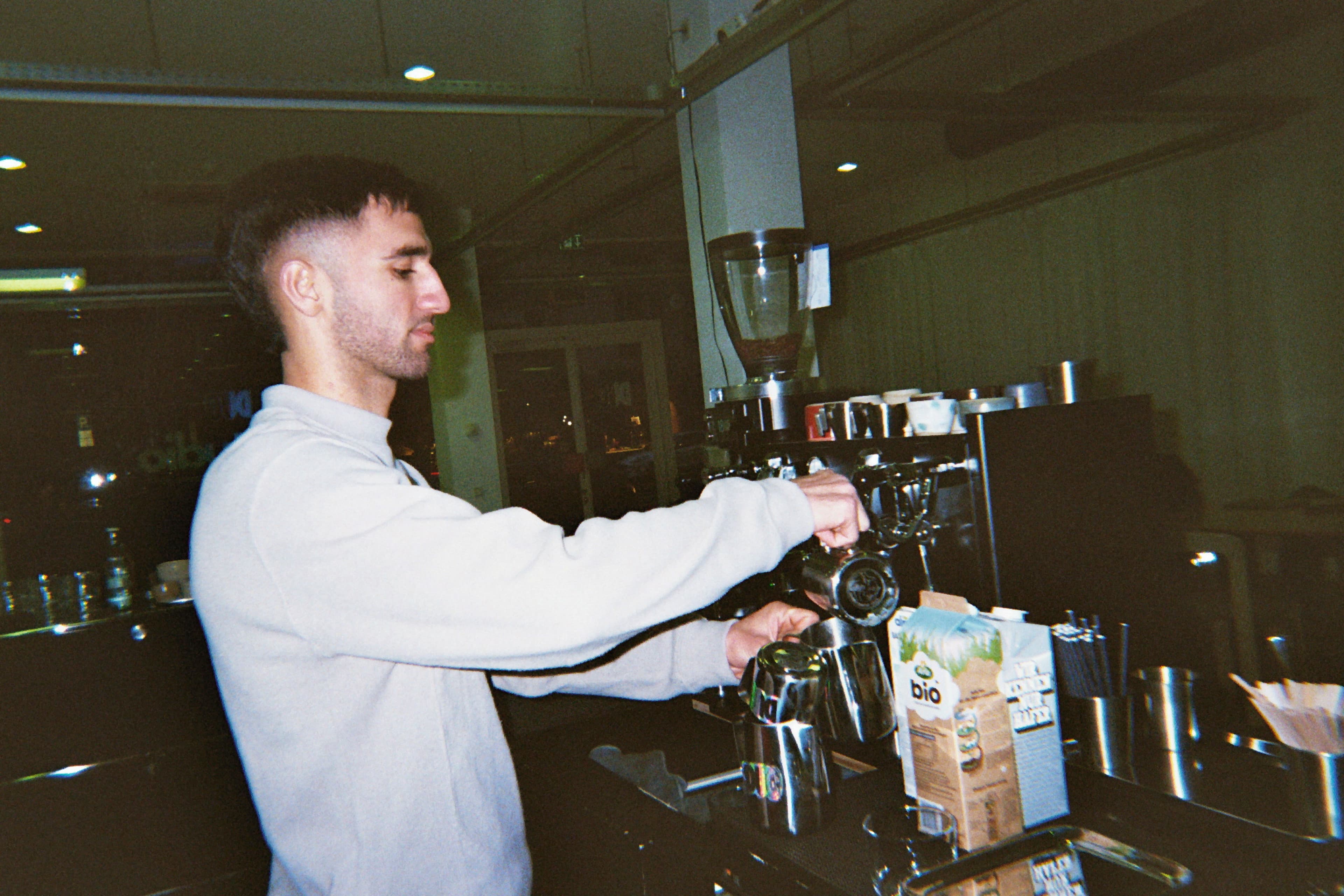 Eine Person die eine Kaffeemaschine bedient 