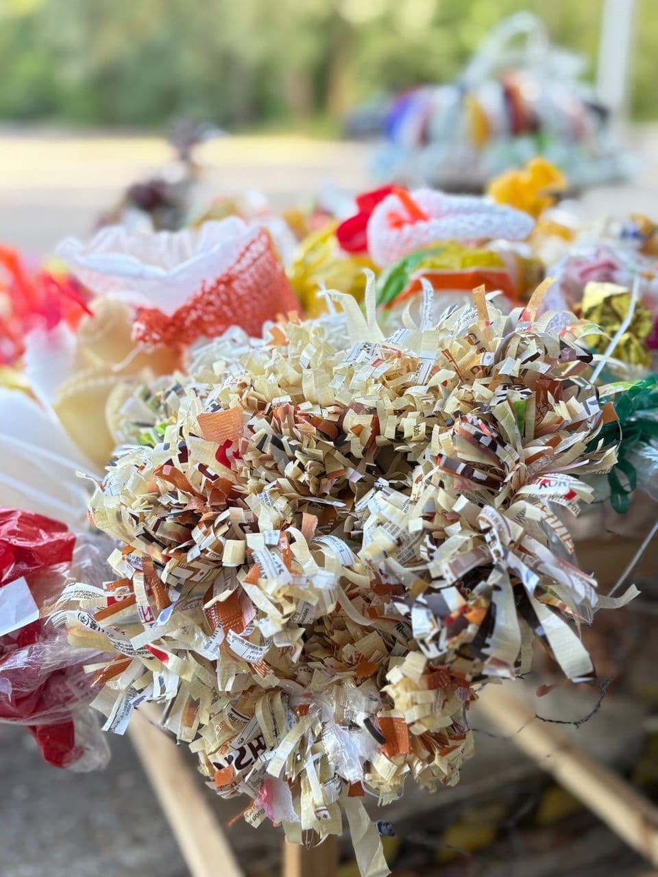 Blume aus alten Plastiktüten