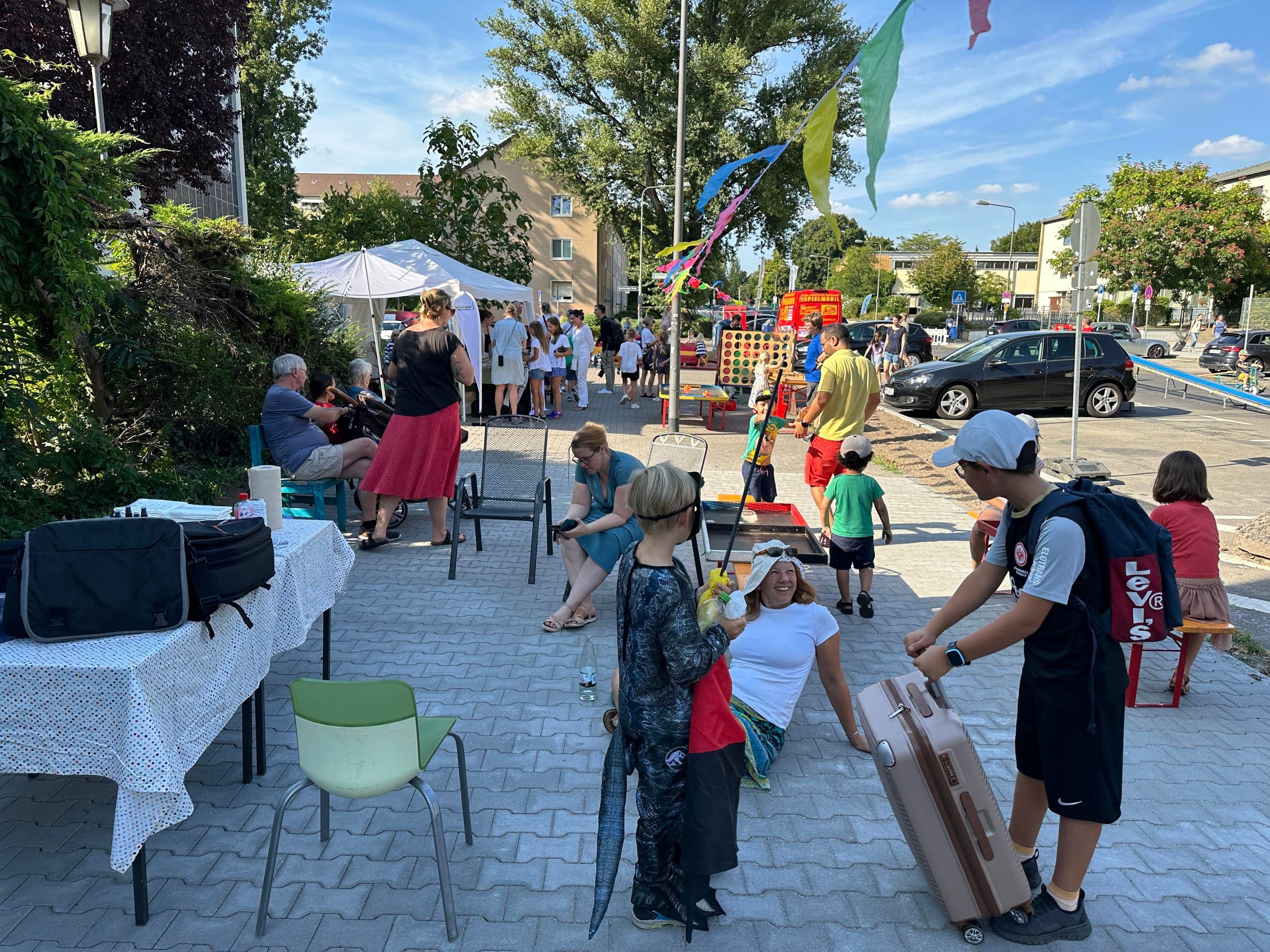 Menschen treffen sich gemeinsam auf der Straße im Stadtteil Dornbusch