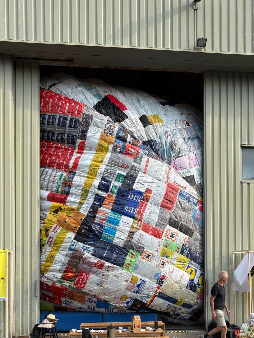 Eine bunte Installation aus Plastiktüten