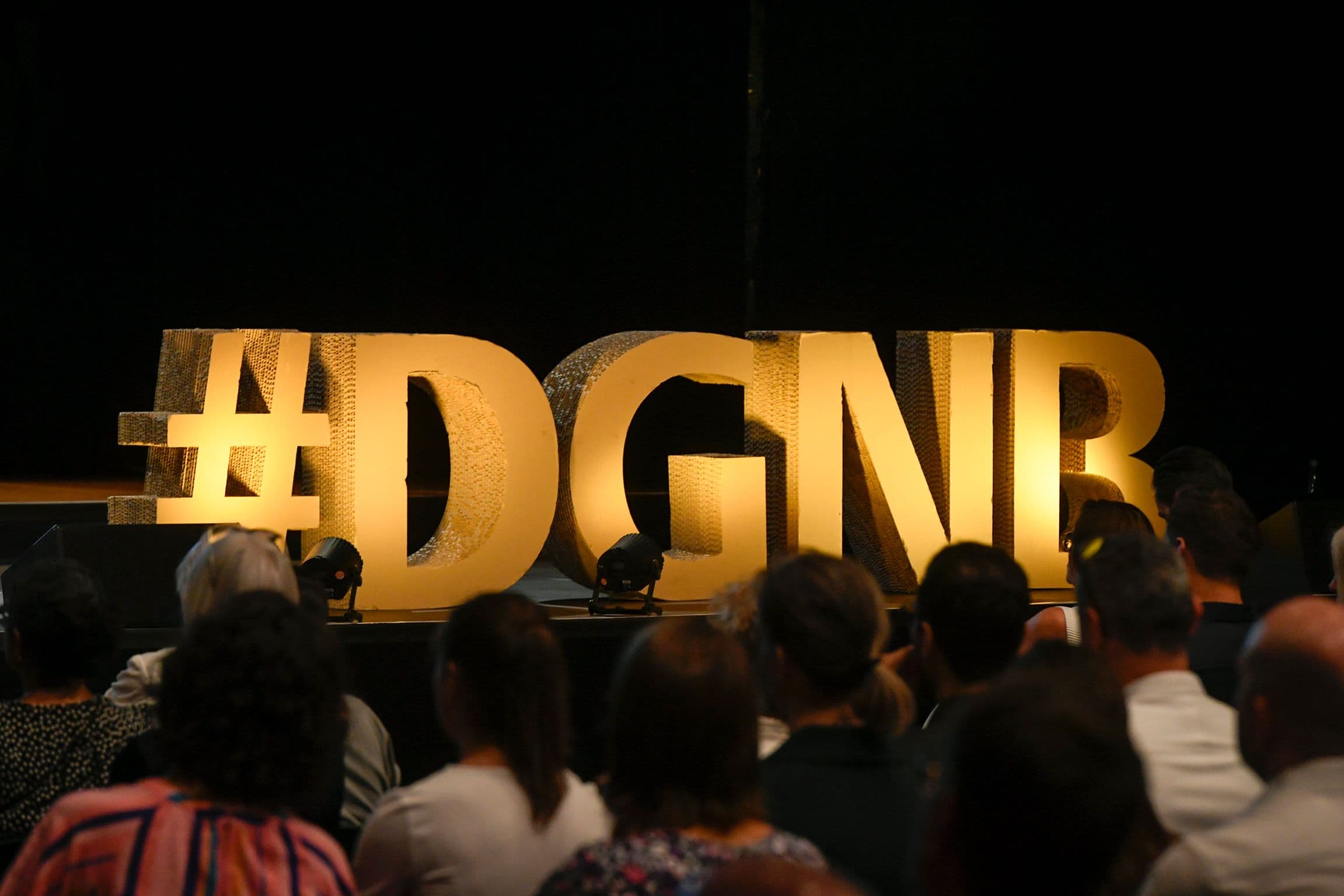 Große Buchstaben DGNB stehen auf einer Bühne