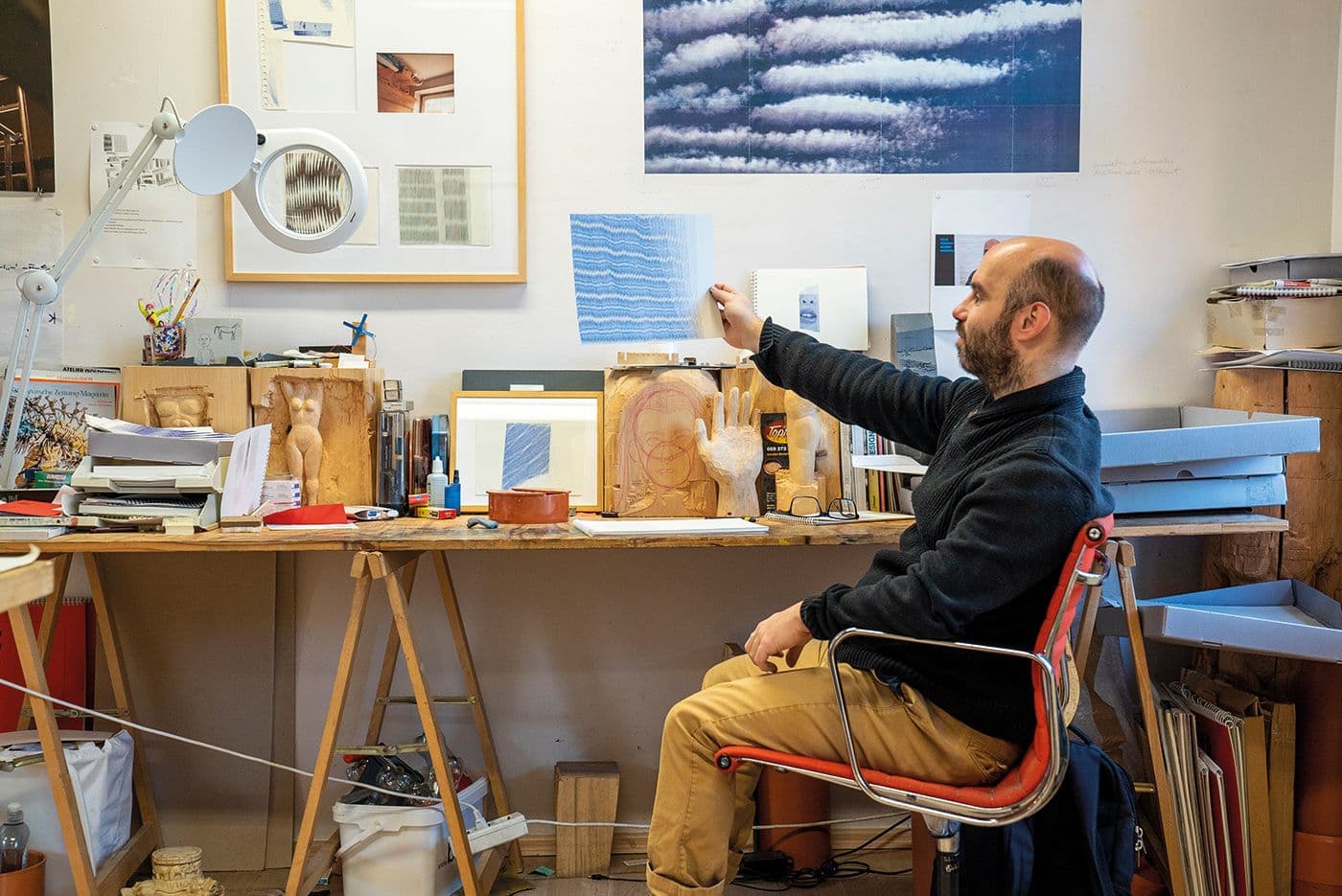 Künstler Julius Bockelt in seinem Atelier