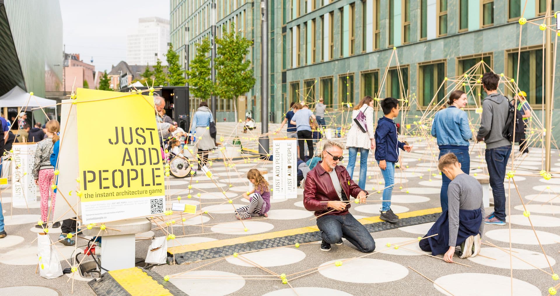 Menschen basteln mit Stangen