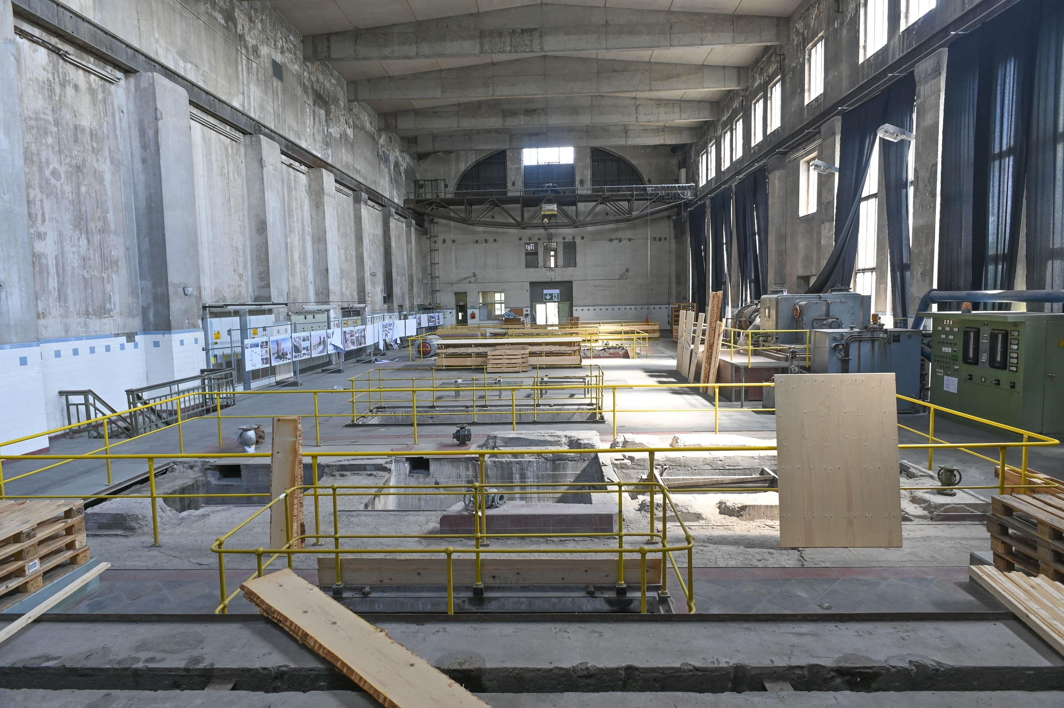 Zu sehen ist der Innenraum einer hohen Fabrikhalle, die etwas in die Jahre gekommen ist.