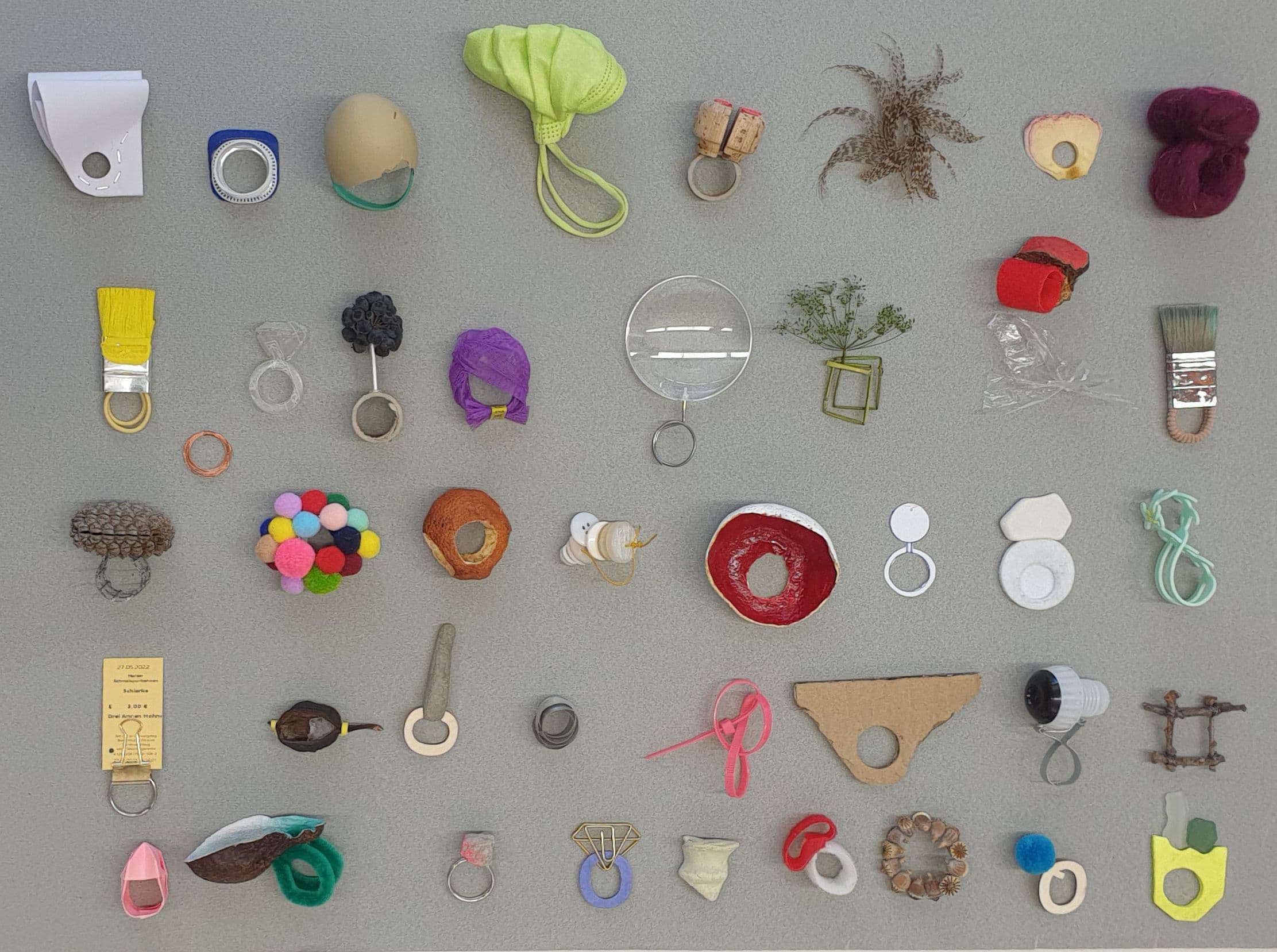 viele kleine Gegenstände liegen nebeneinander 