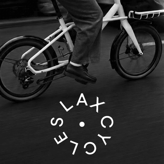 ein Fahrrad in Bewegung in schwarz weiß und ein logo unten mittig 