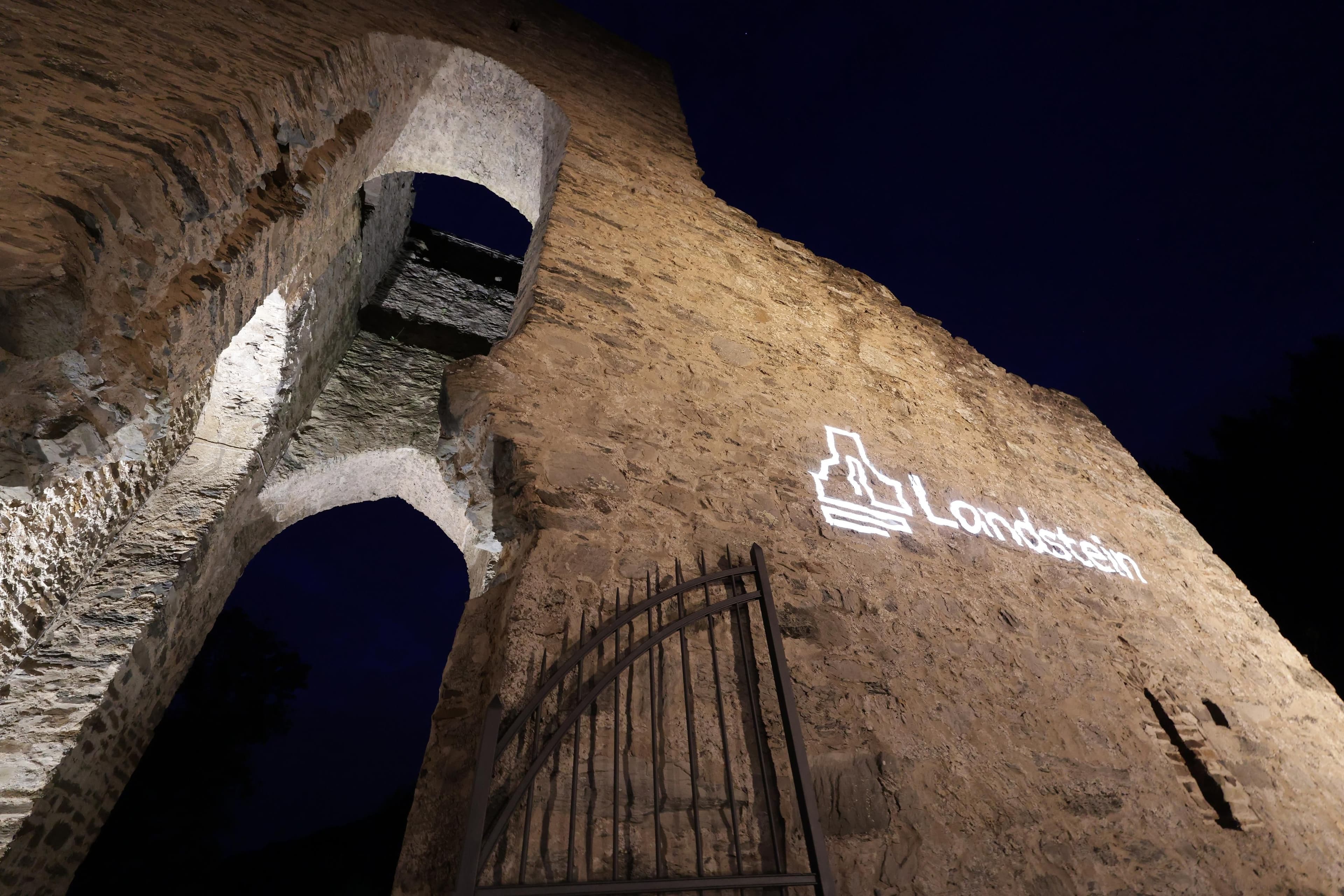 Blick auf die Kirchenruine Landstein bei Nacht