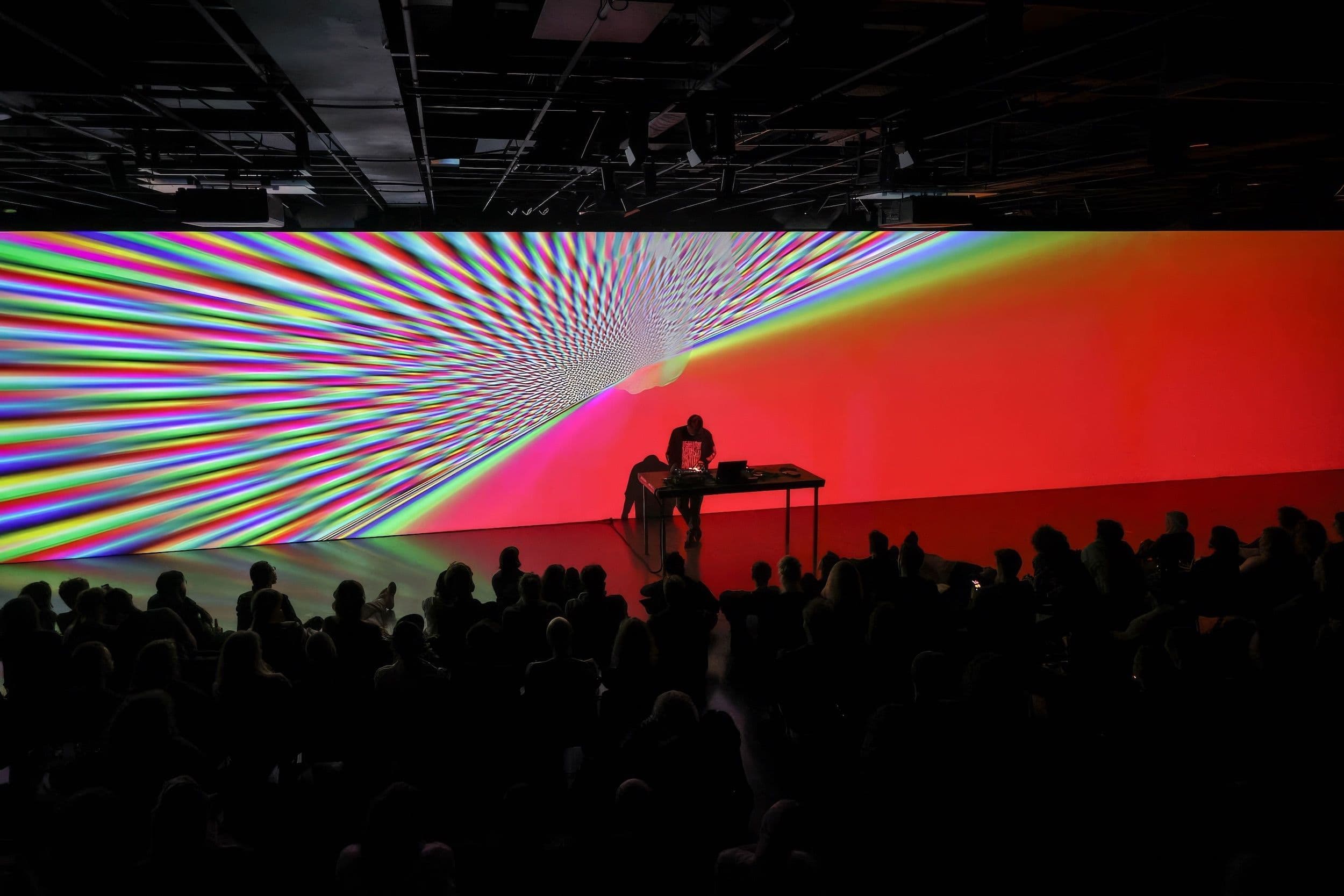 Lucas Gutierrez erstellt Live Visuals vor einem Publikum.