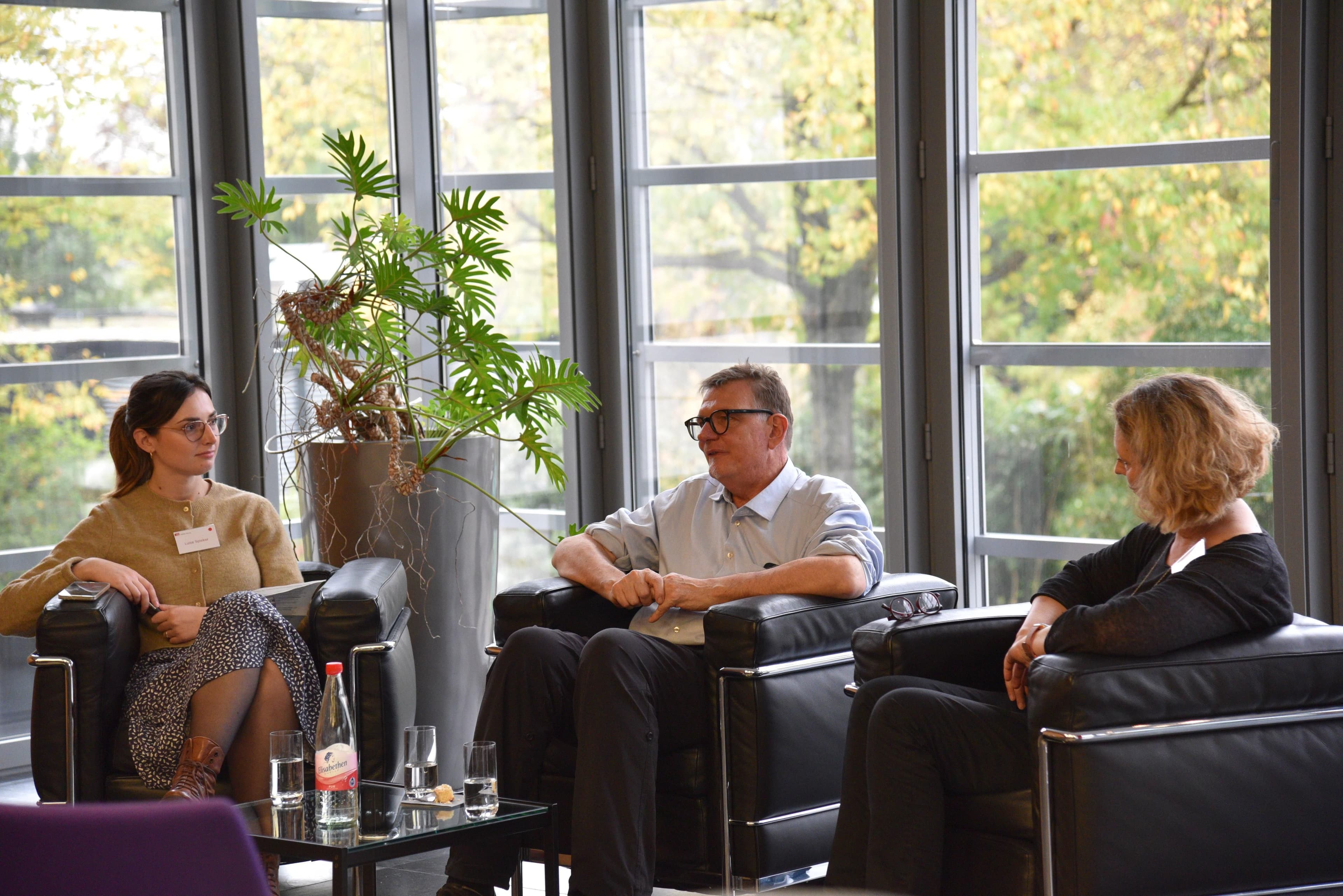 Menschen sitzen zusammen und unterhalten sich angeregt