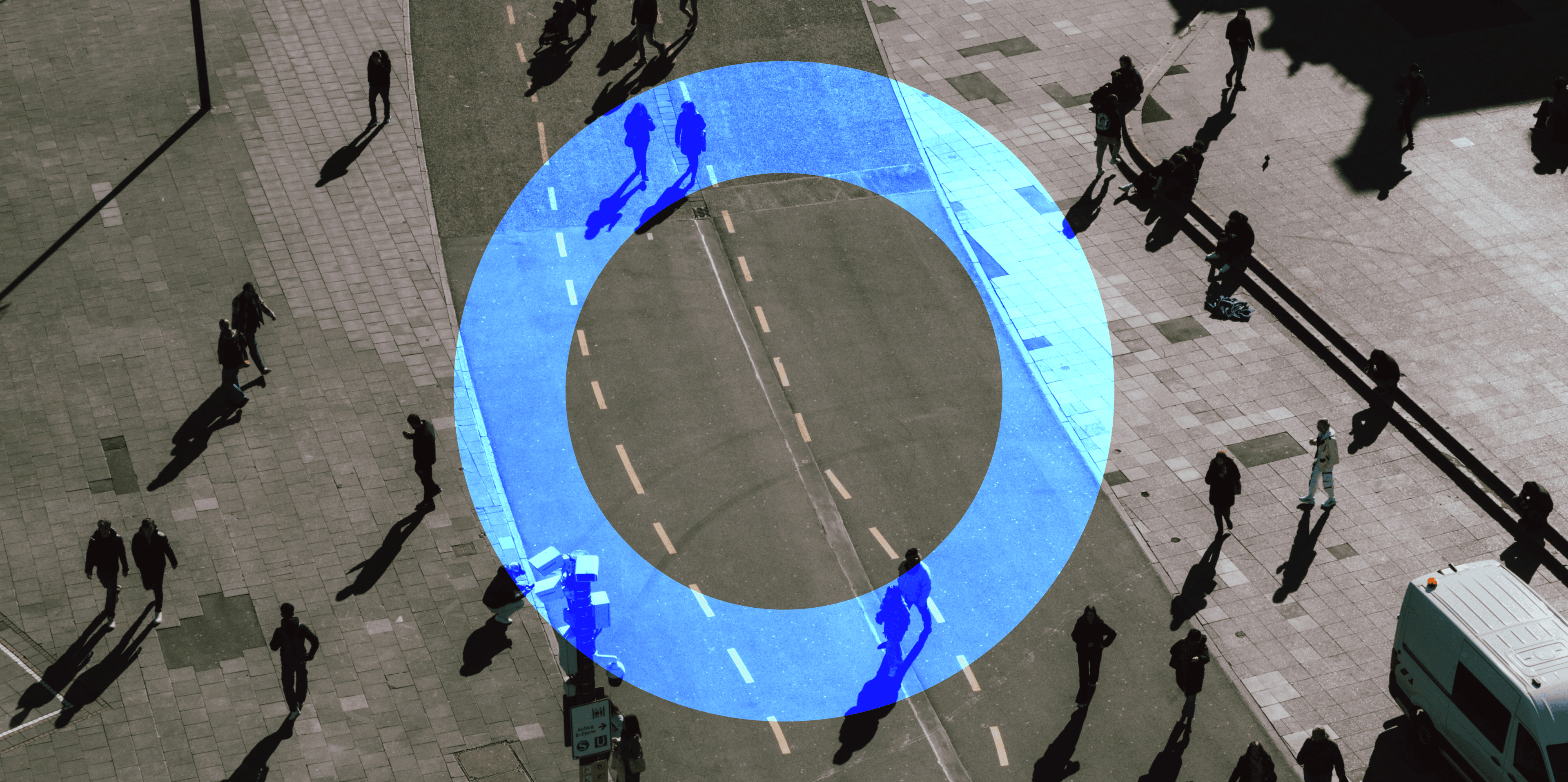 Ein blauer Kreis auf einer schwarzweißen Straßenszene