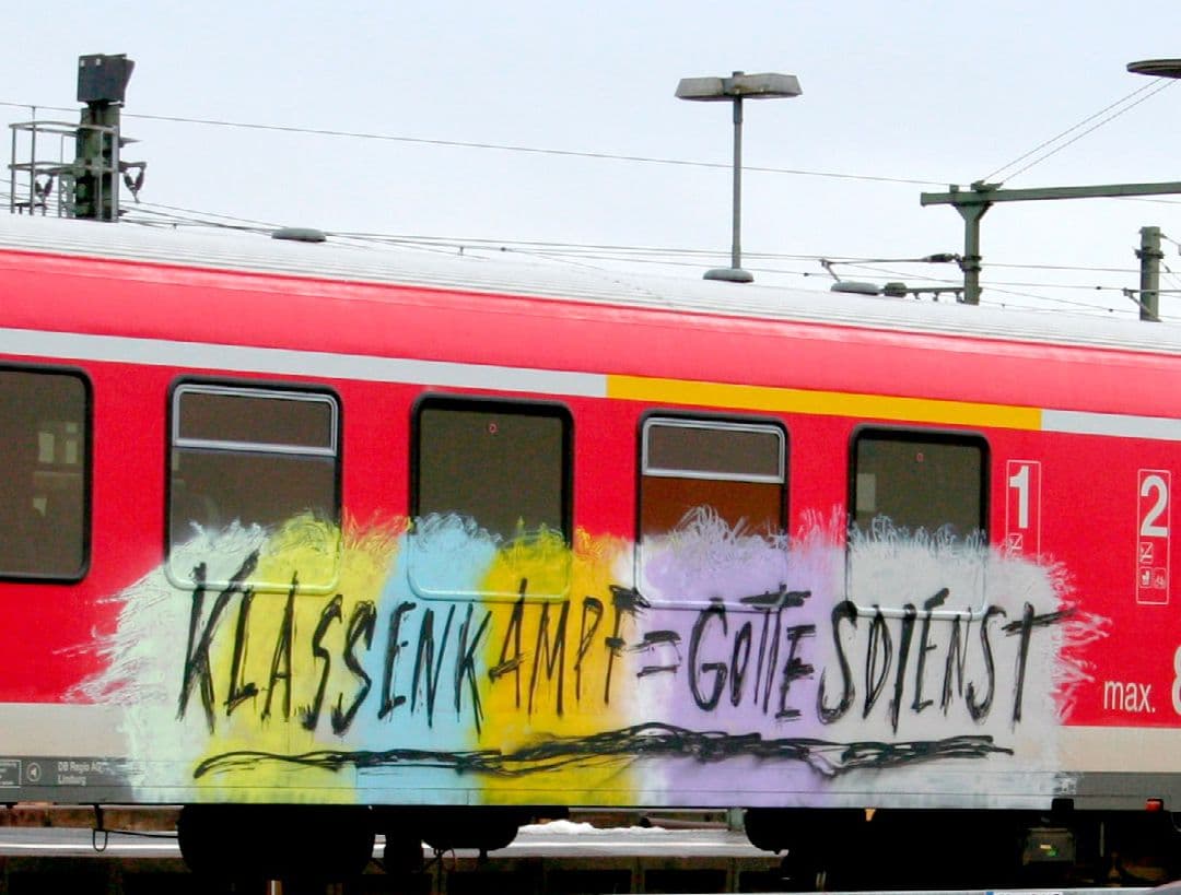 Bild eines Zugwaggons mit politischem Graffitti