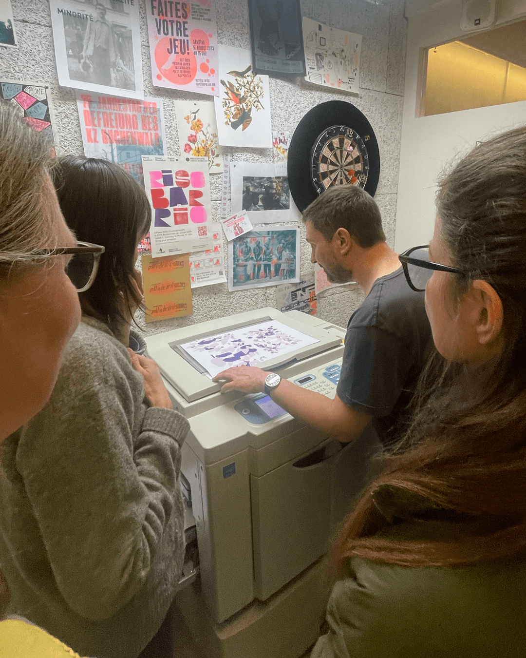 Beim Riso Druckworkshop begutachten die Teilnehmer*innen ihre Ergebnisse