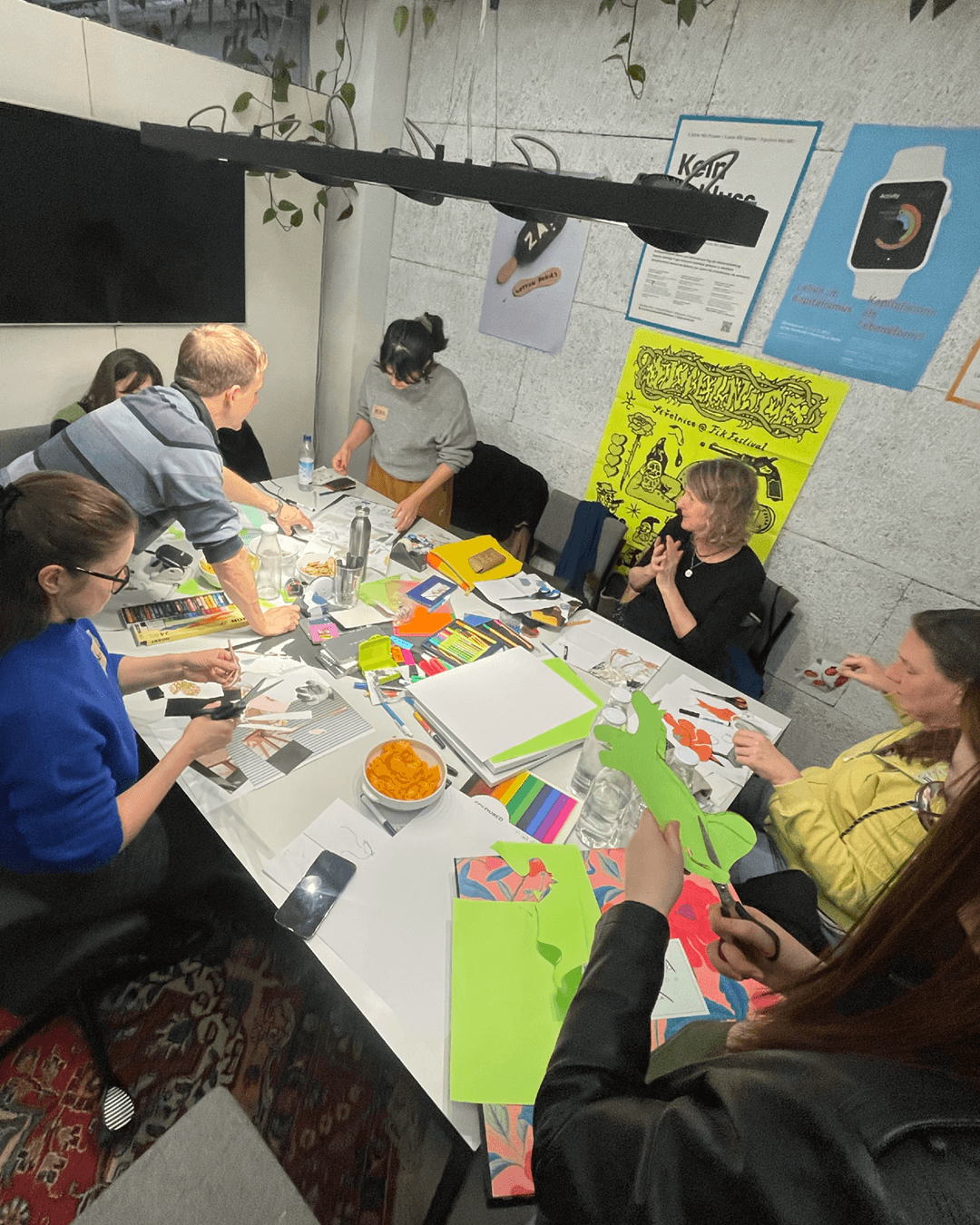 Eine Gruppe arbeitet im Rahmen der Riso Druckwerkstatt