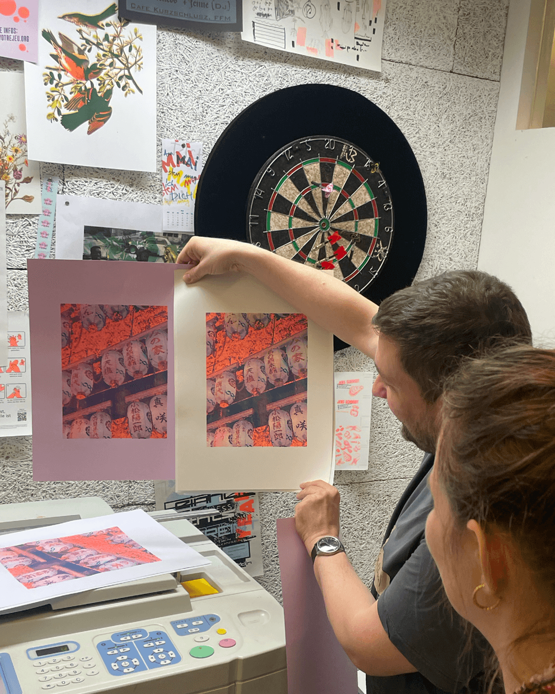 Zwei Menschen begutachten ihre Drucke