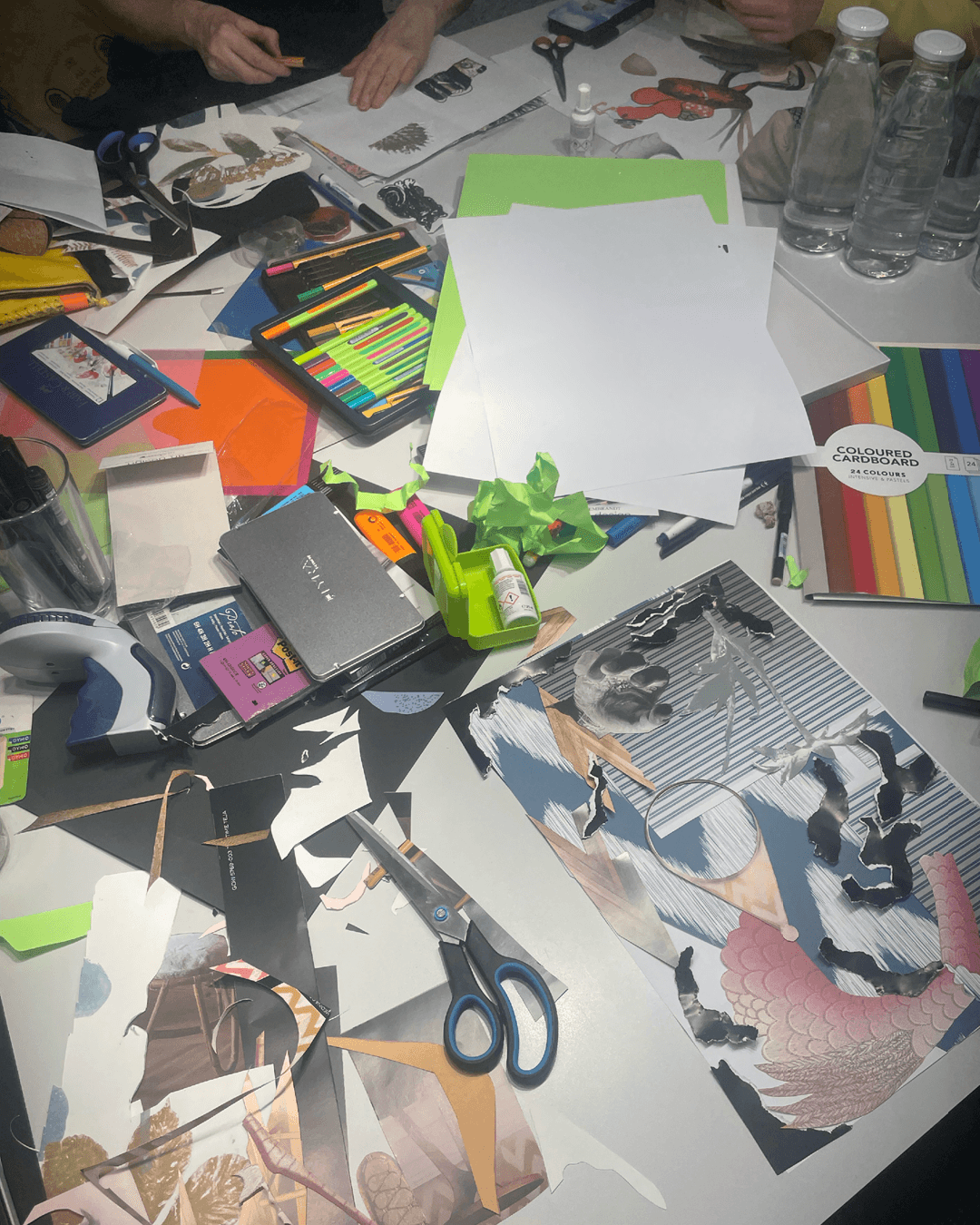 Verschiedene Papierschnipsel liegen auf einem Tisch