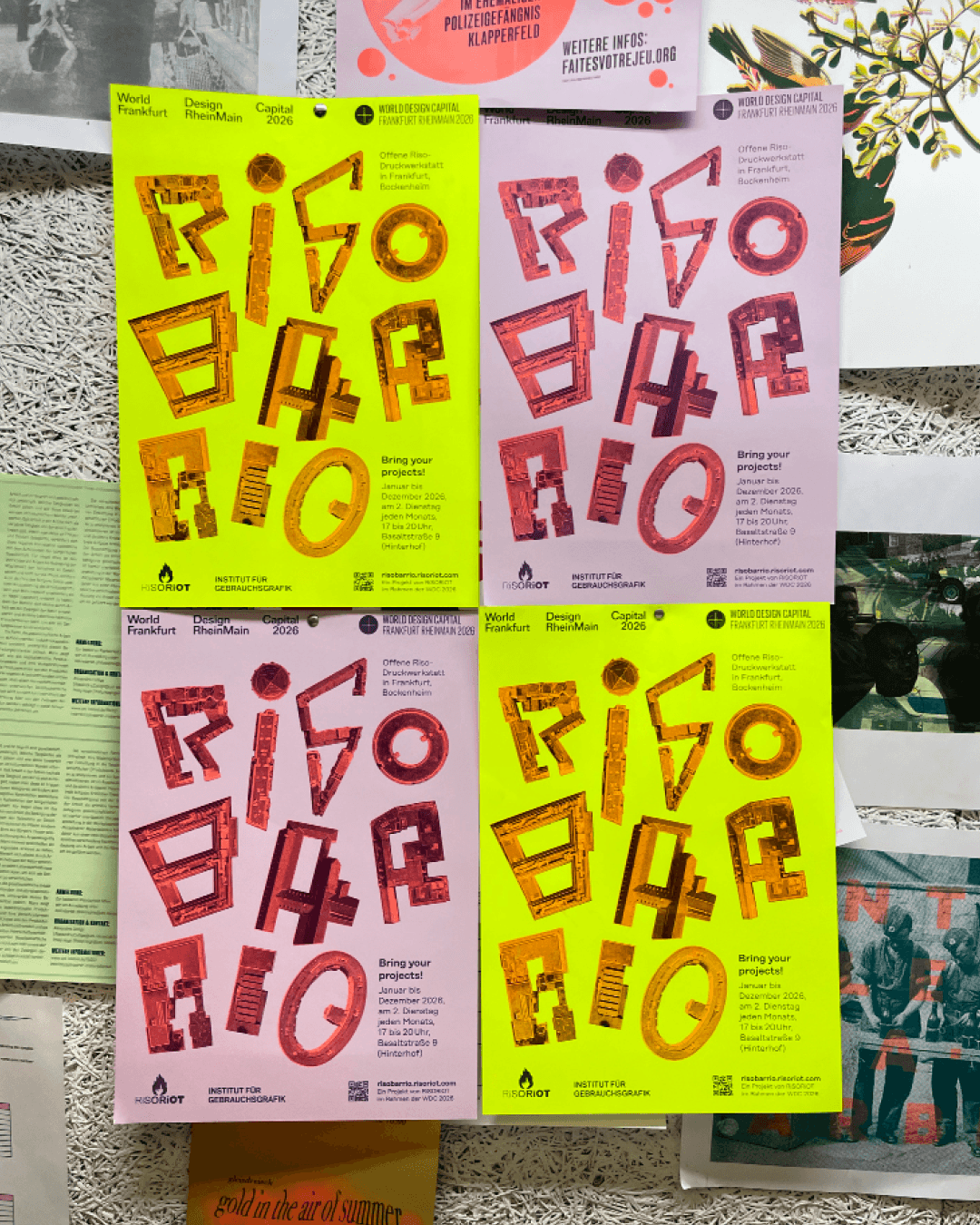 Bunte Plakate im Risodruckverfahren hängen an einer Wand