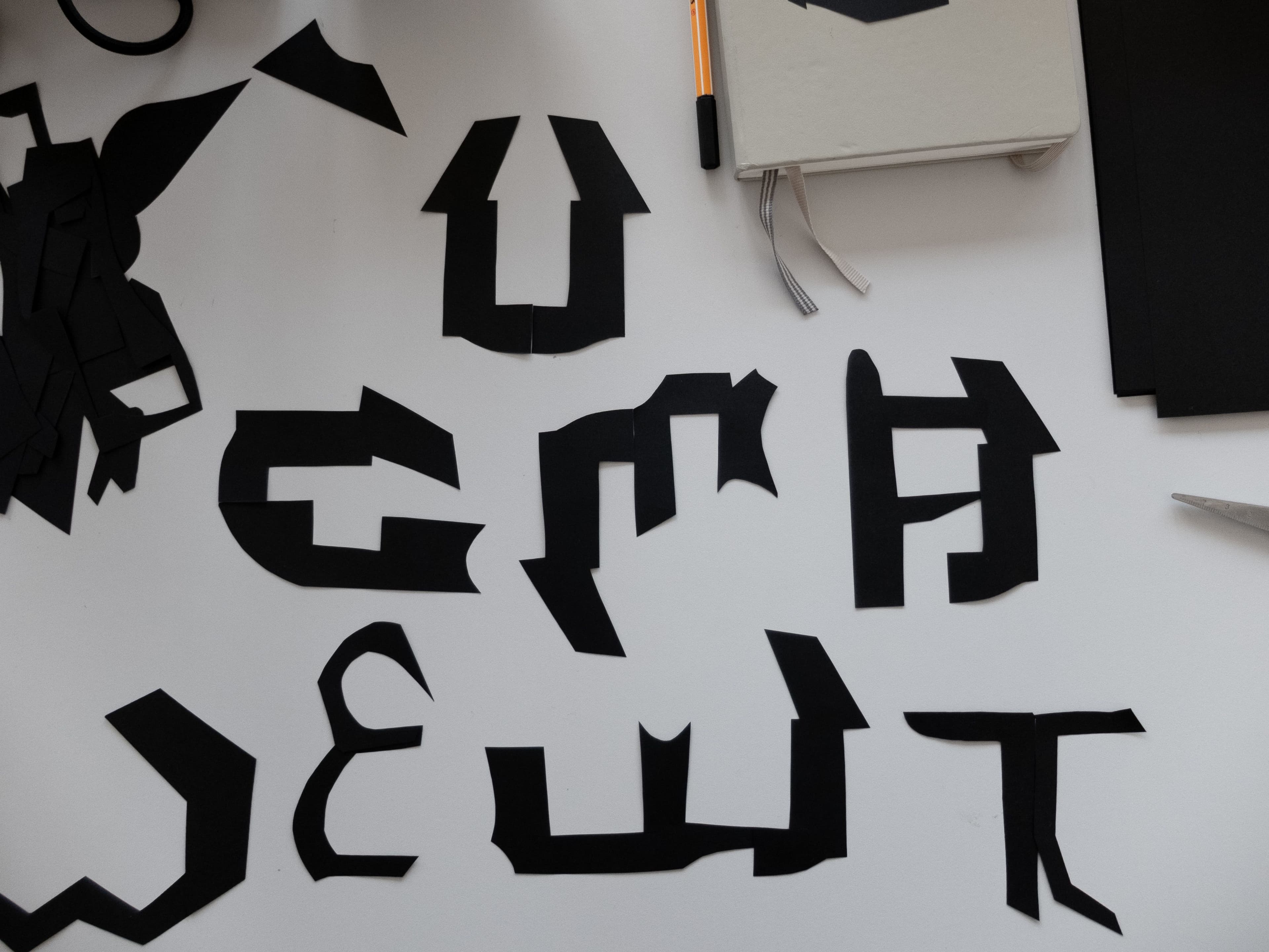 Verschiedene Schnipsel bilden neue Buchstabenkonstrukte