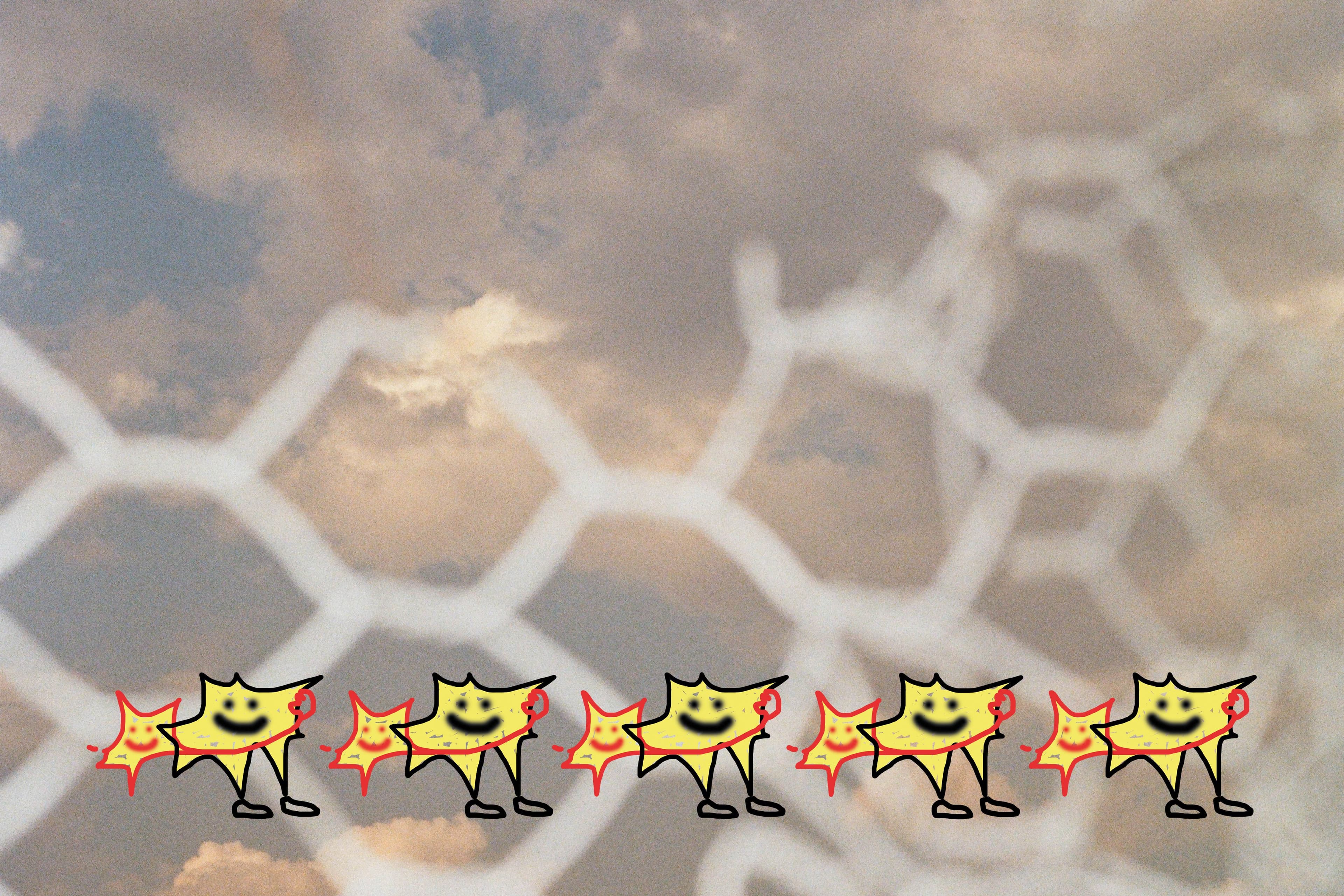 Blick durch einen abgeschnittenen Maschendrahtzaun in den Himmel