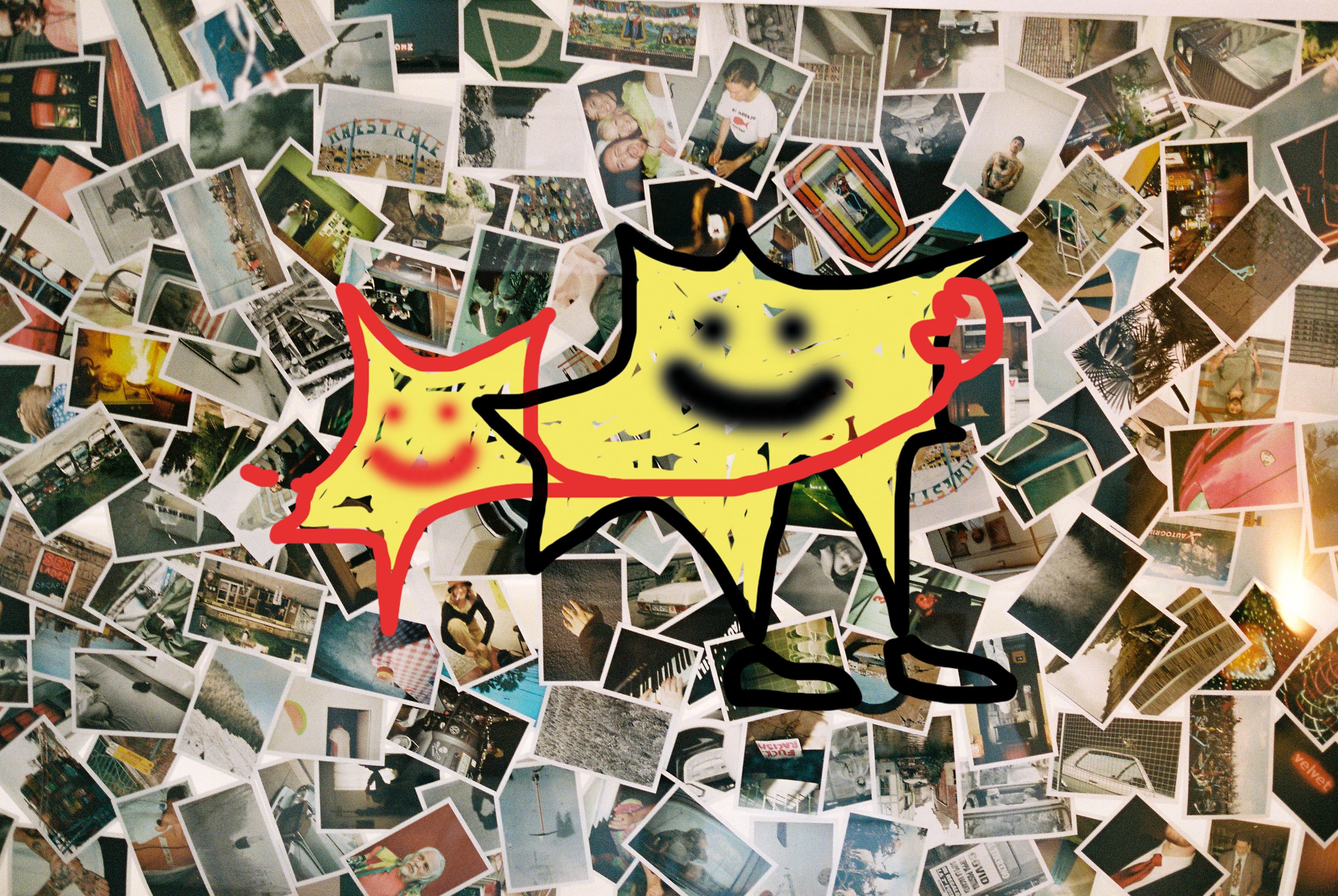 Auf einer Collage bestehend aus vielen analogen Fotos sind zwei Smileys gemalt