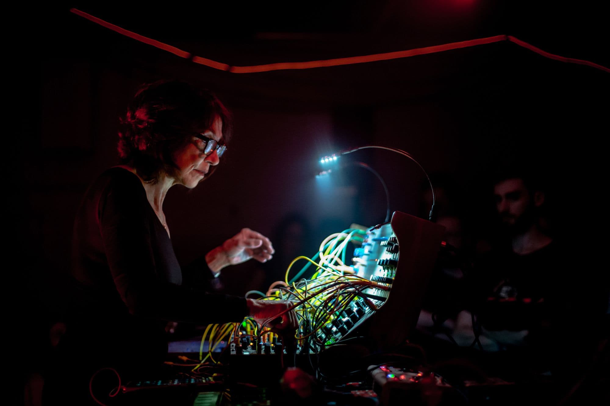 Portraitfoto der Künstlerin Suzanne Ciani