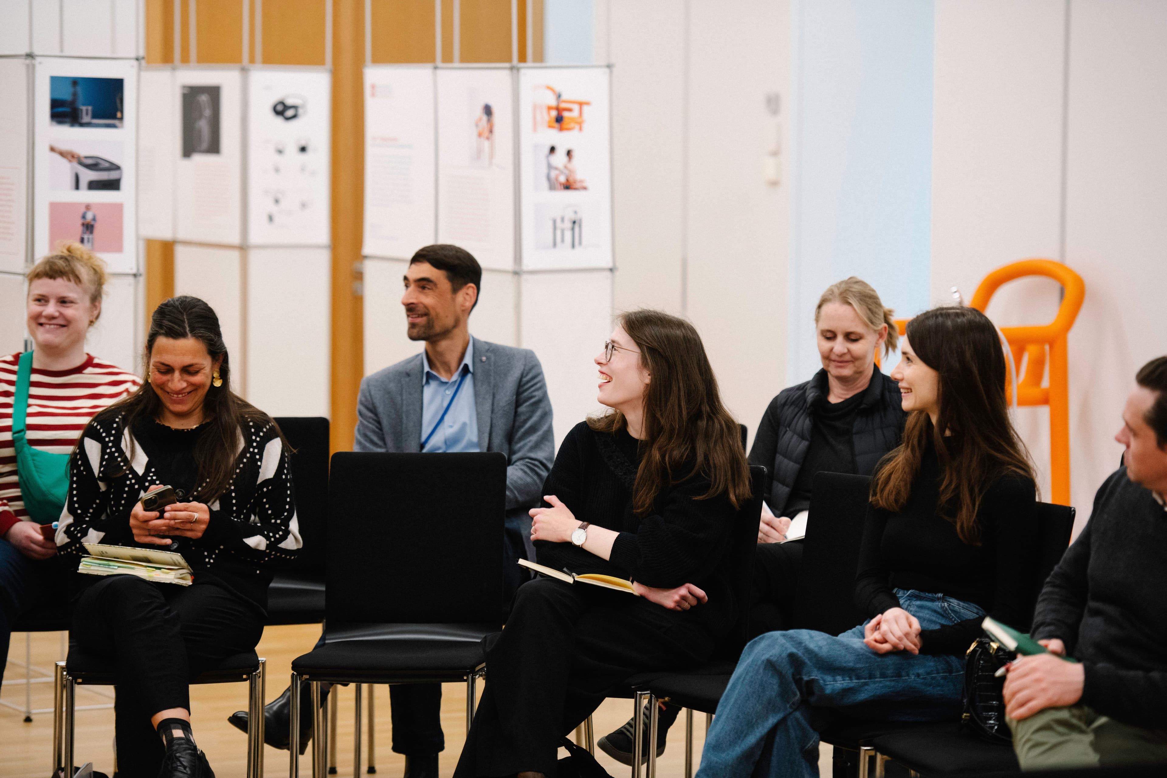 Lachende Workshopteilnehmer:innen