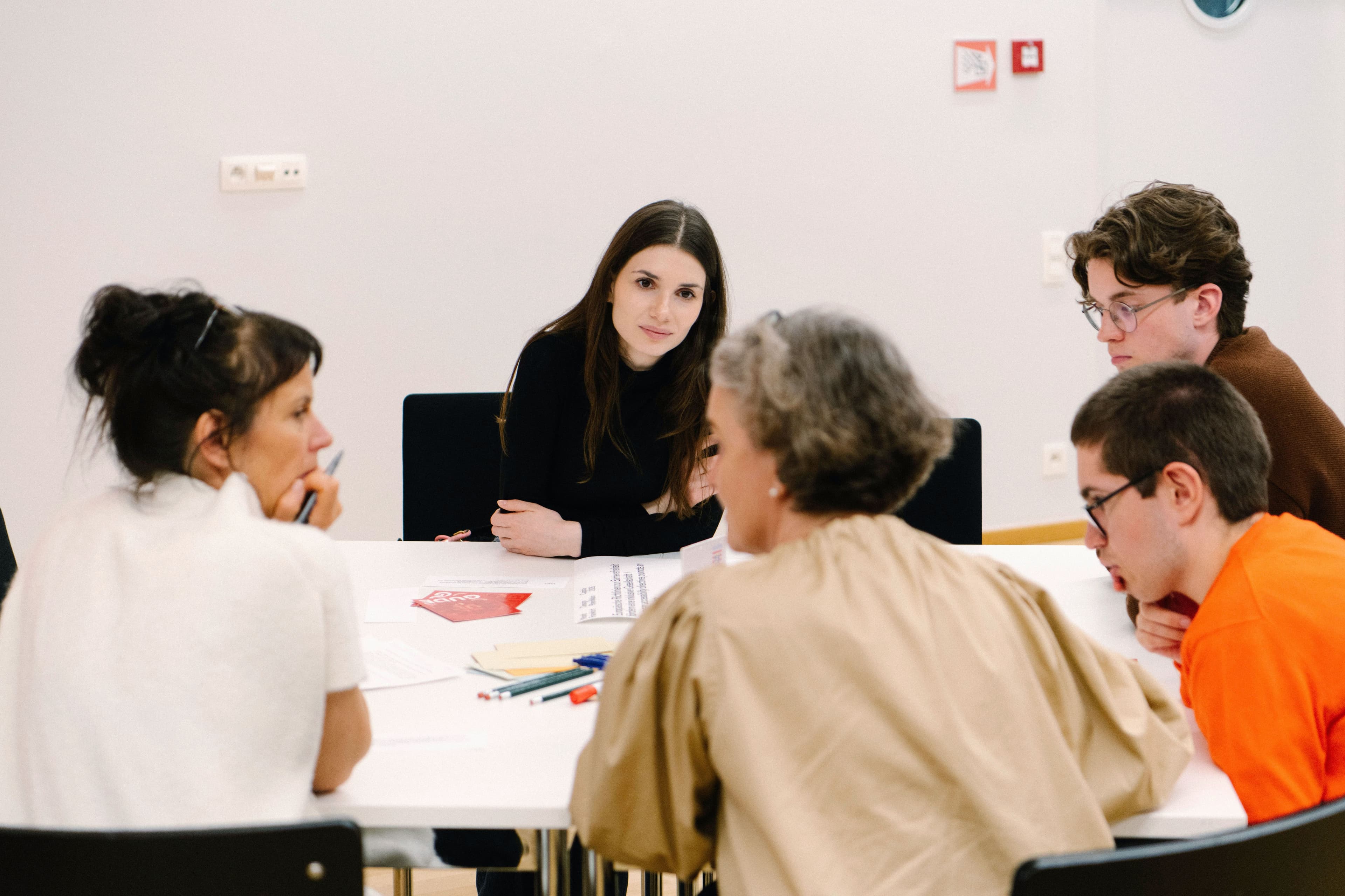 Workshopteilnehmer:innen an einem runden Tisch