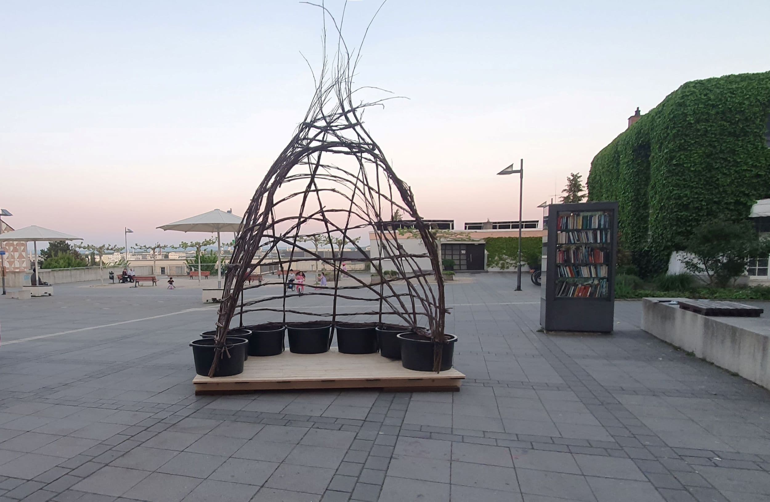Eine aus Holz gebaute Bohnenlaube auf dem Atzelbergplatz.