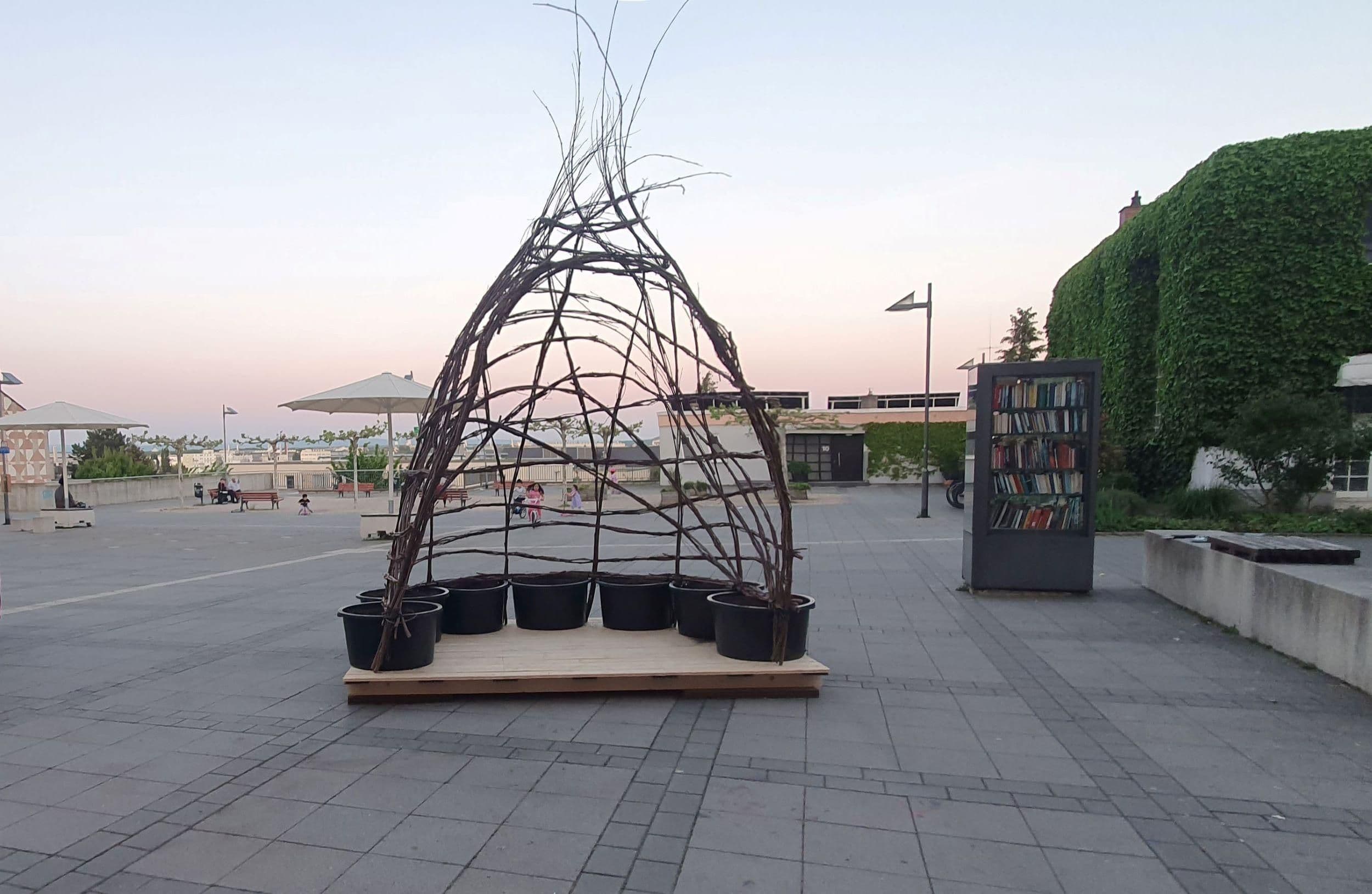Eine aus Holz gebaute Bohnenlaube auf dem Atzelbergplatz.