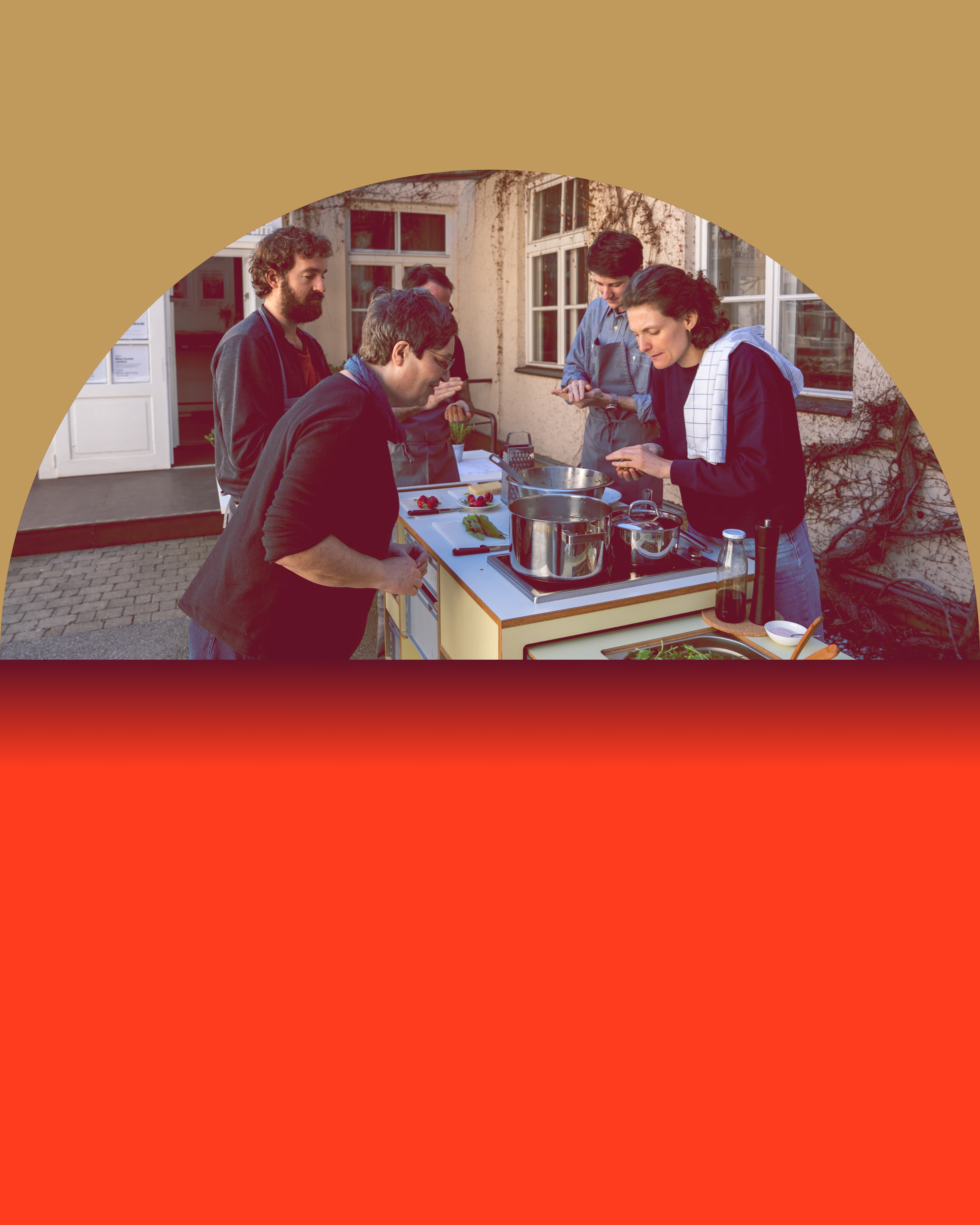 Menschen stehen um Outdoorküche und kochen gemeinsam