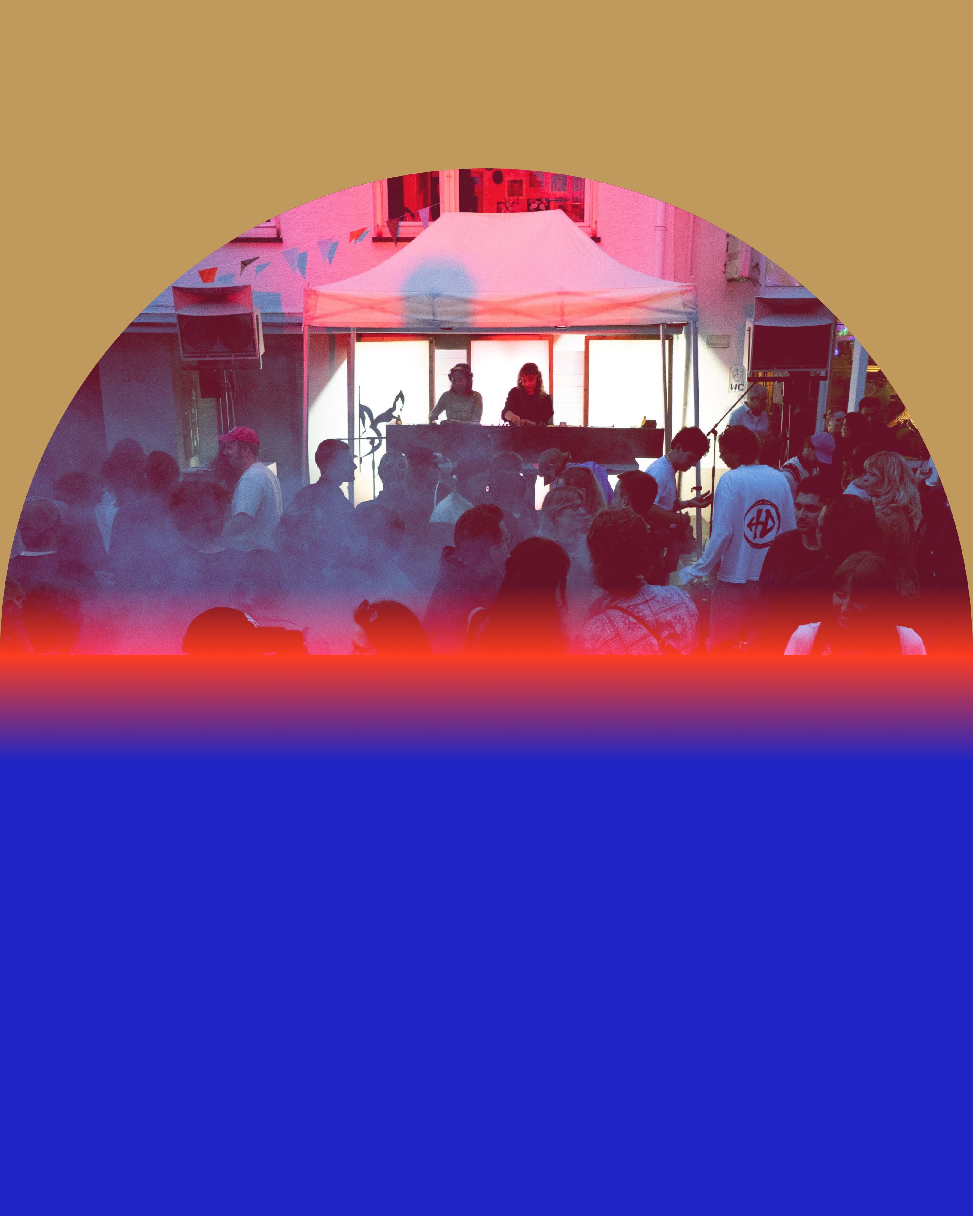 DJ vor Menschen im Außenraum