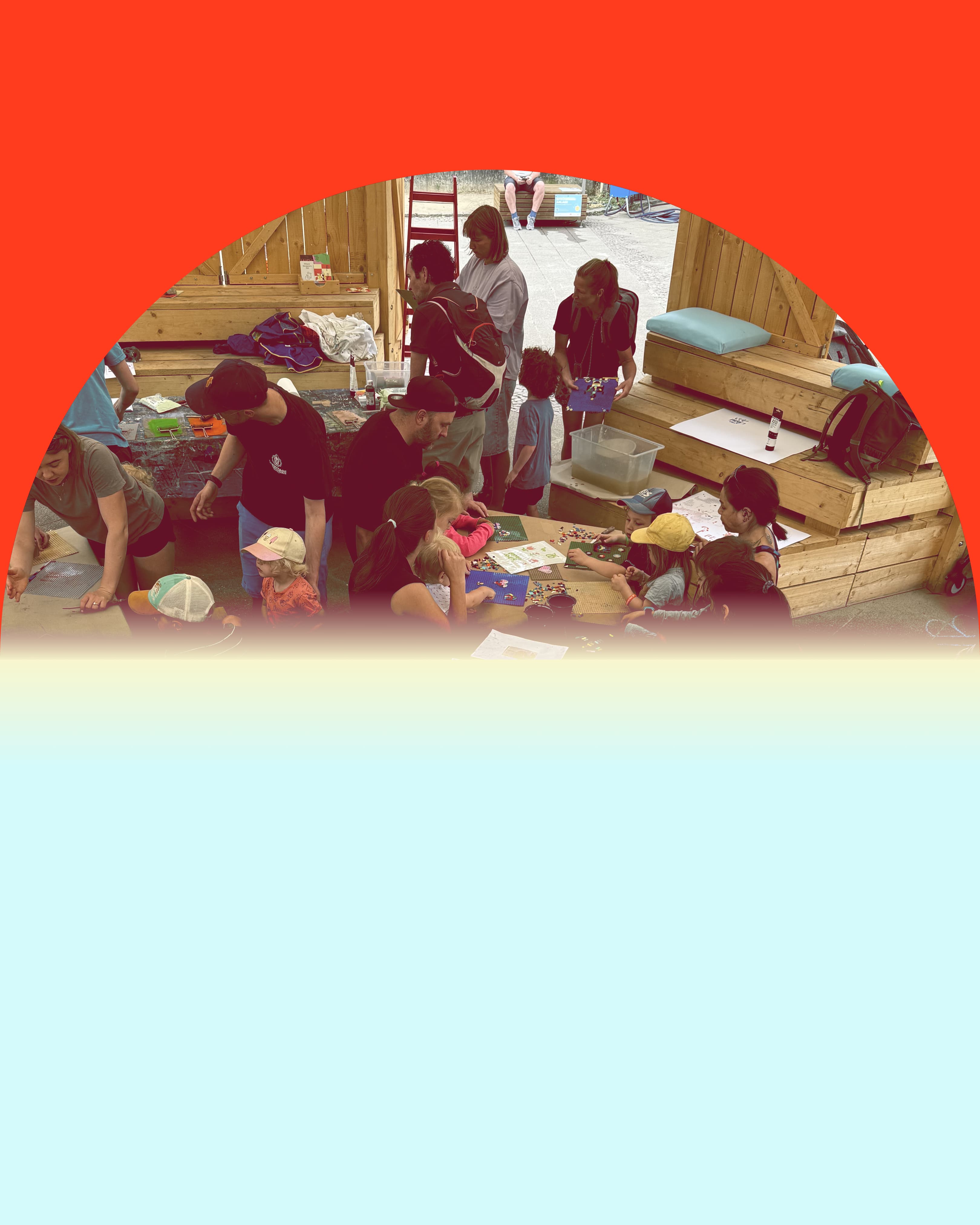 WDC Pavillon von innen mit Menschen  die kreativ arbeiten