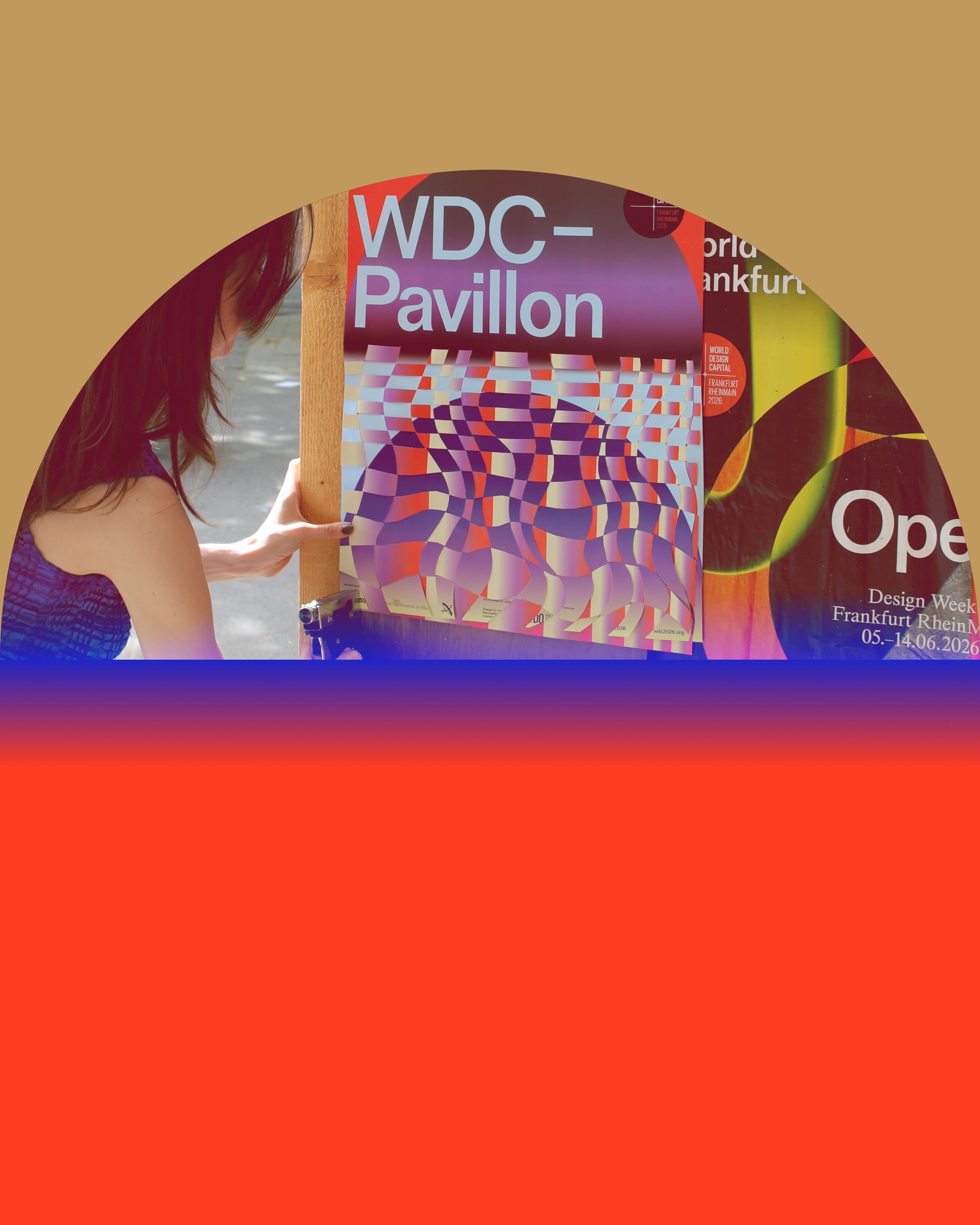 Person die selbstgestaltetes Plakat am Pavillon anbringt