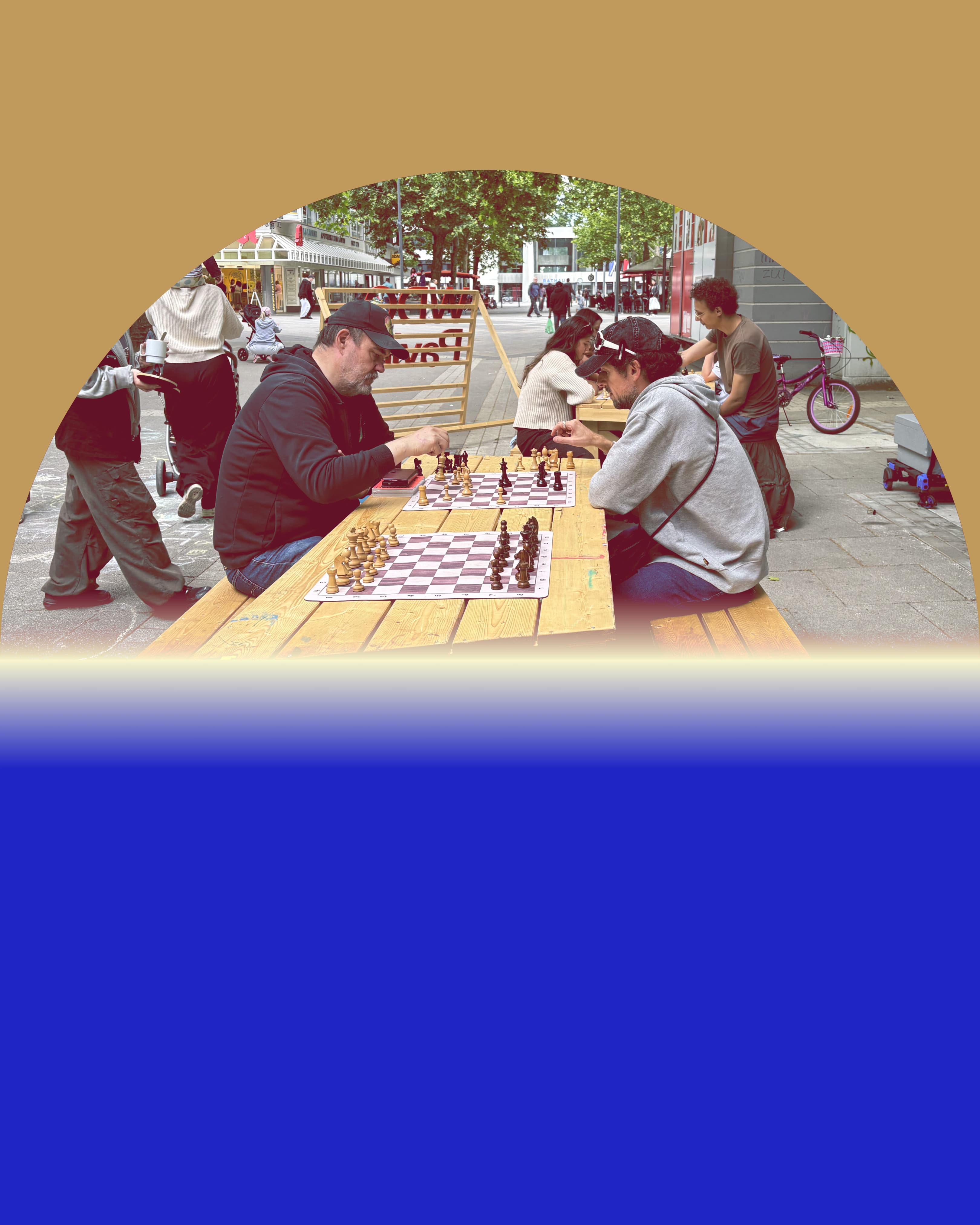 Menschen im Außenraum des Pavillons spielen Schach