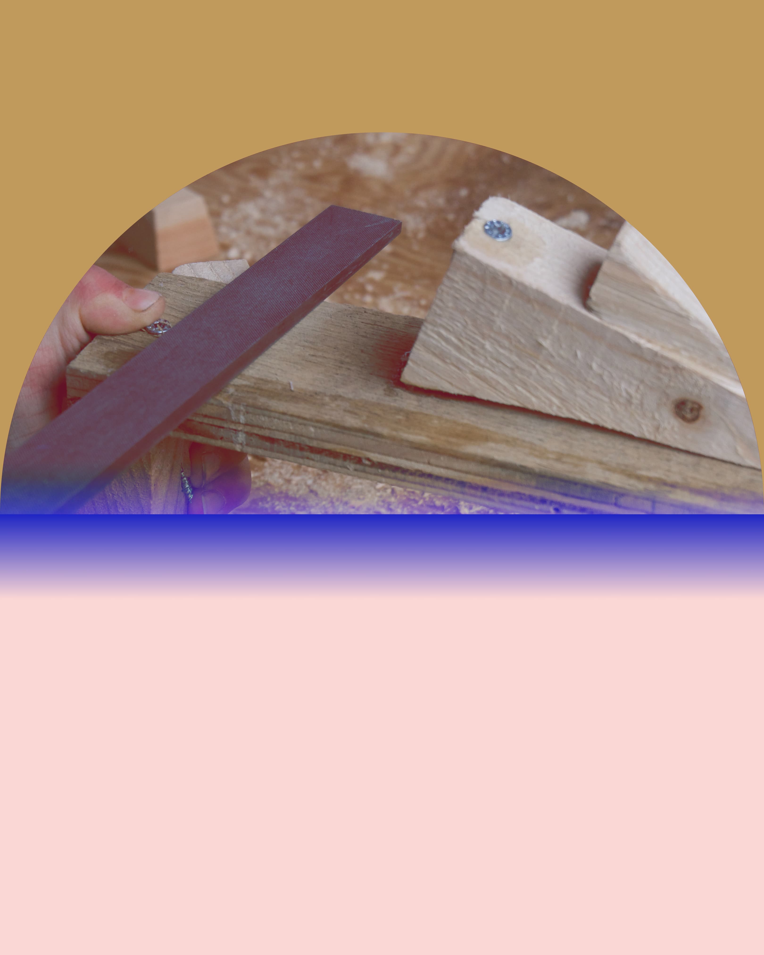 Feile hobelt eine Holzkonstruktion