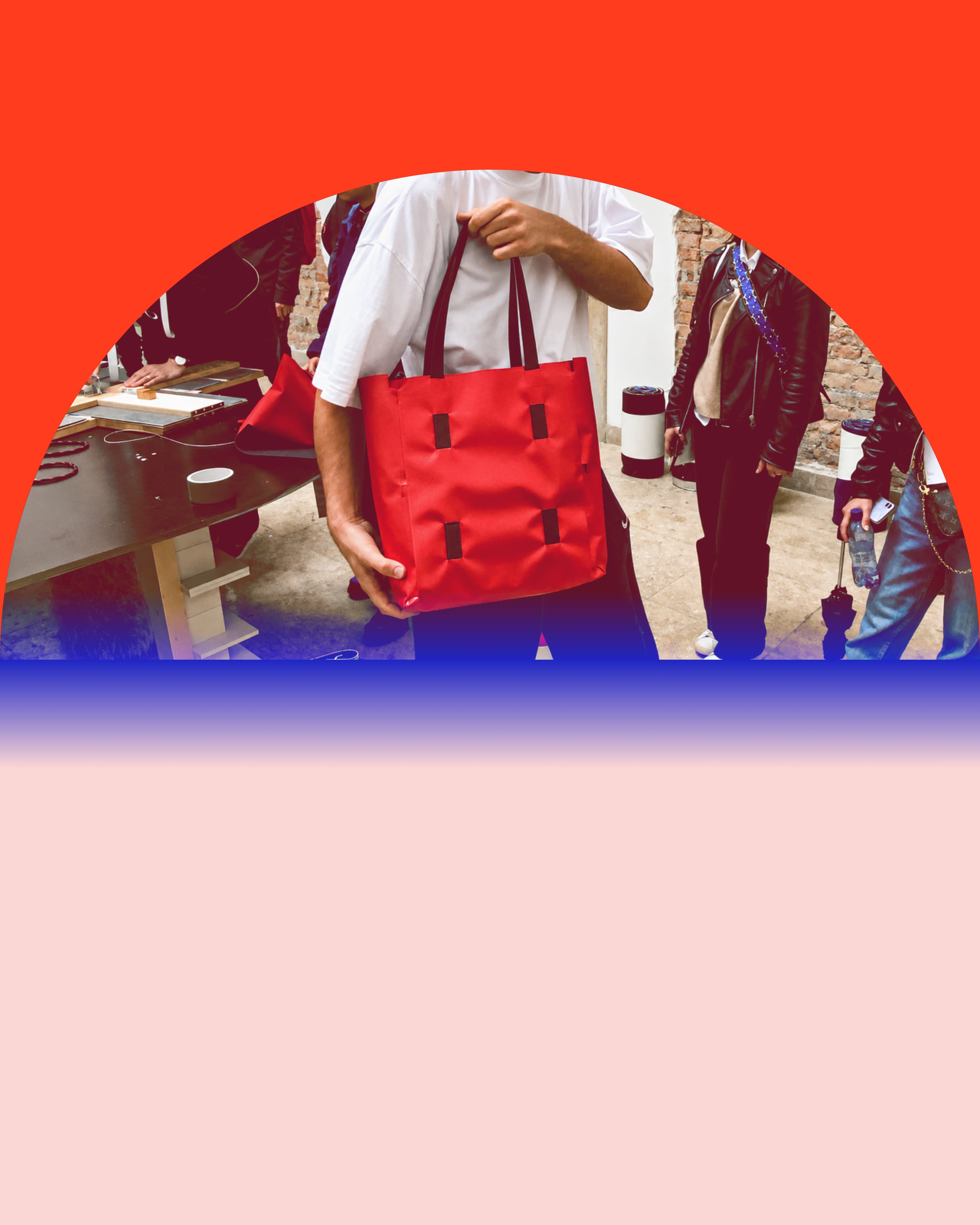 Mensch präsentiert selbstgemachte Tasche aus LKW-Planen