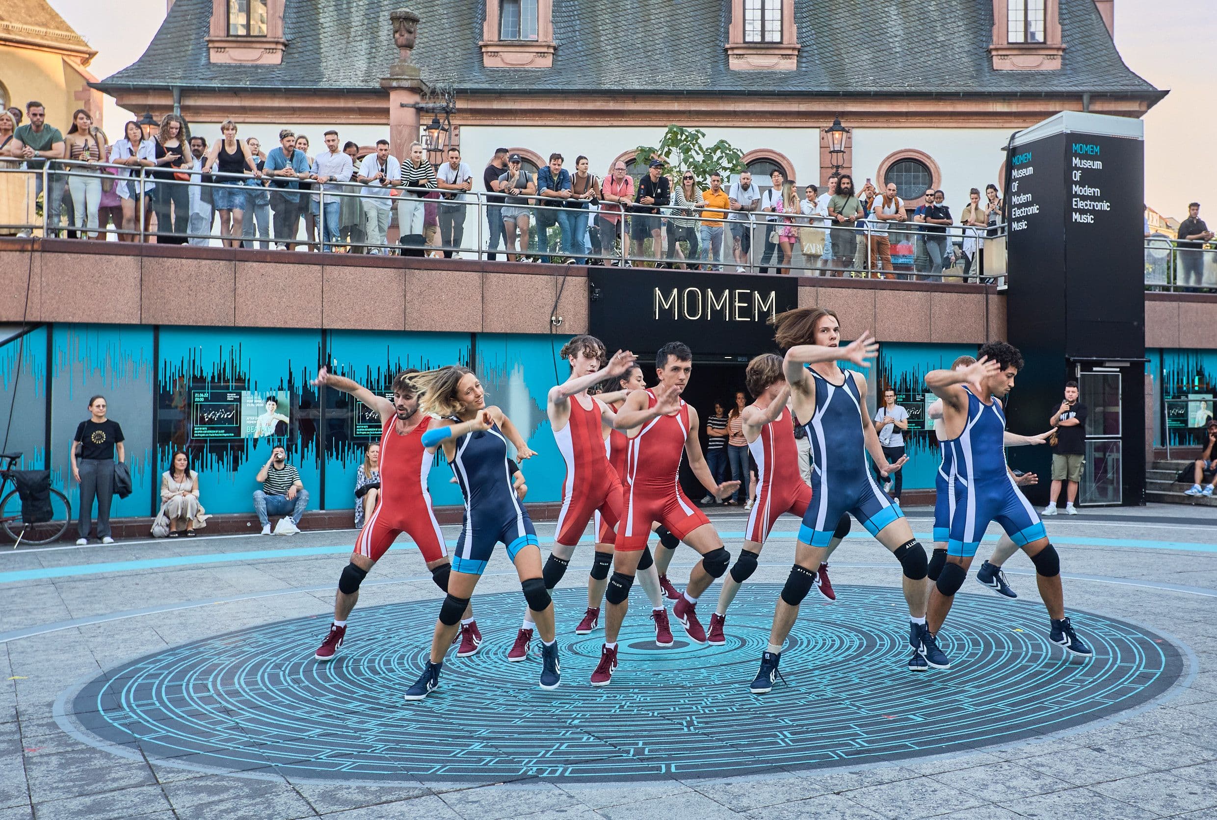 Die Tanzgruppe von Beat by Bits bei einer Performance auf der Frankfurter Hauptwache