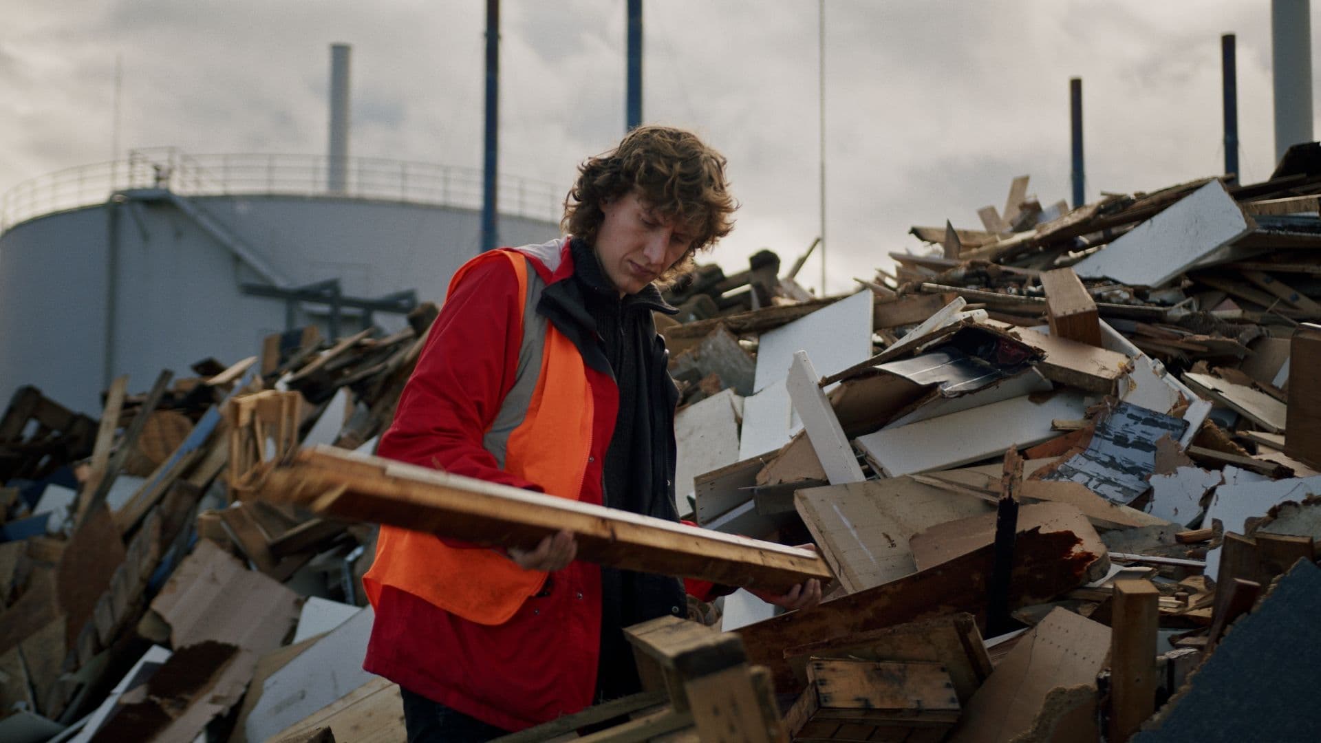 Ein Mann hält ein Stück holz in der Hand